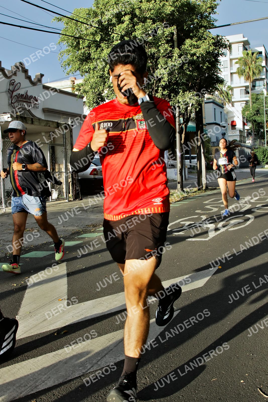 Foto de la X Carrera Leones Negros Red Cola 2026 en Rectoría General de la UdeG, Av. Juárez 976 (meta en Av. Enrique Díaz de León y Pedro Moreno), Guadalajara a las 07:51 · dorsal 100