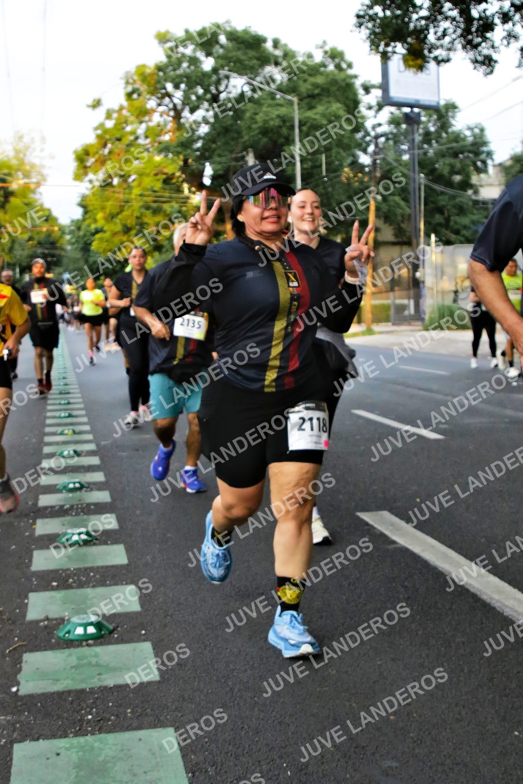 Foto de la X Carrera Leones Negros Red Cola 2026 en Rectoría General de la UdeG, Av. Juárez 976 (meta en Av. Enrique Díaz de León y Pedro Moreno), Guadalajara a las 05:06 · dorsal 2118, 2135