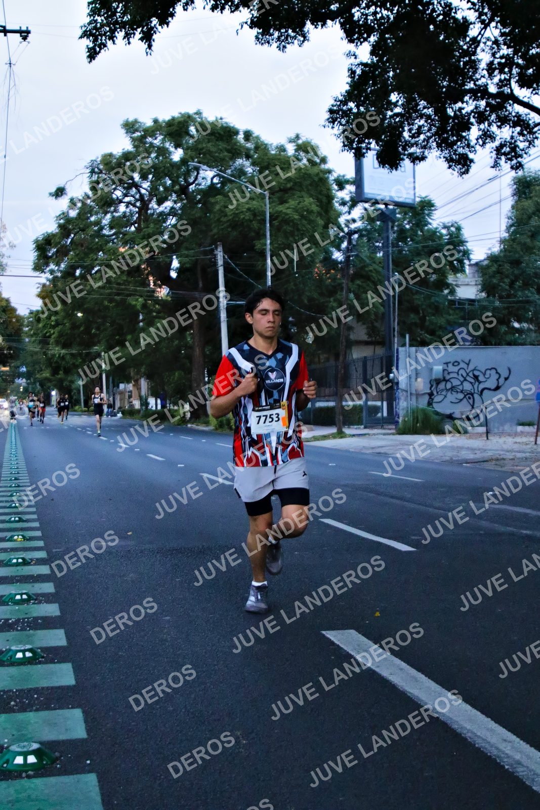 Foto de la X Carrera Leones Negros Red Cola 2026 en Rectoría General de la UdeG, Av. Juárez 976 (meta en Av. Enrique Díaz de León y Pedro Moreno), Guadalajara a las 04:53 · dorsal 7753