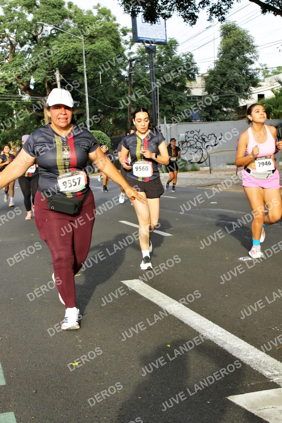 Foto de la X Carrera Leones Negros Red Cola 2026 en Rectoría General de la UdeG, Av. Juárez 976 (meta en Av. Enrique Díaz de León y Pedro Moreno), Guadalajara a las 08:04 · dorsal 9557, 9560, 7946, 967