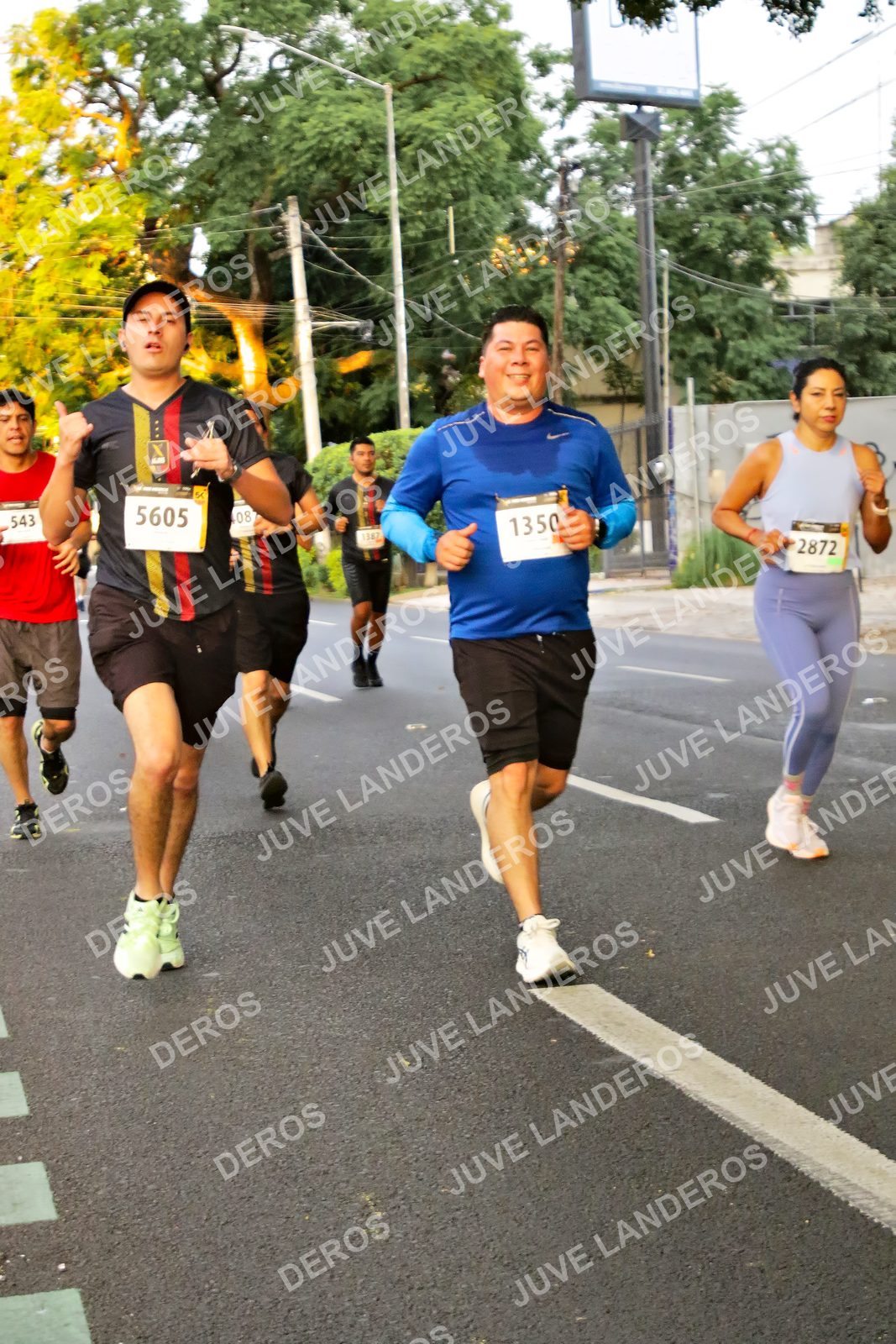 Foto de la X Carrera Leones Negros Red Cola 2026 en Rectoría General de la UdeG, Av. Juárez 976 (meta en Av. Enrique Díaz de León y Pedro Moreno), Guadalajara a las 05:00 · dorsal 543, 5605, 2872, 1350