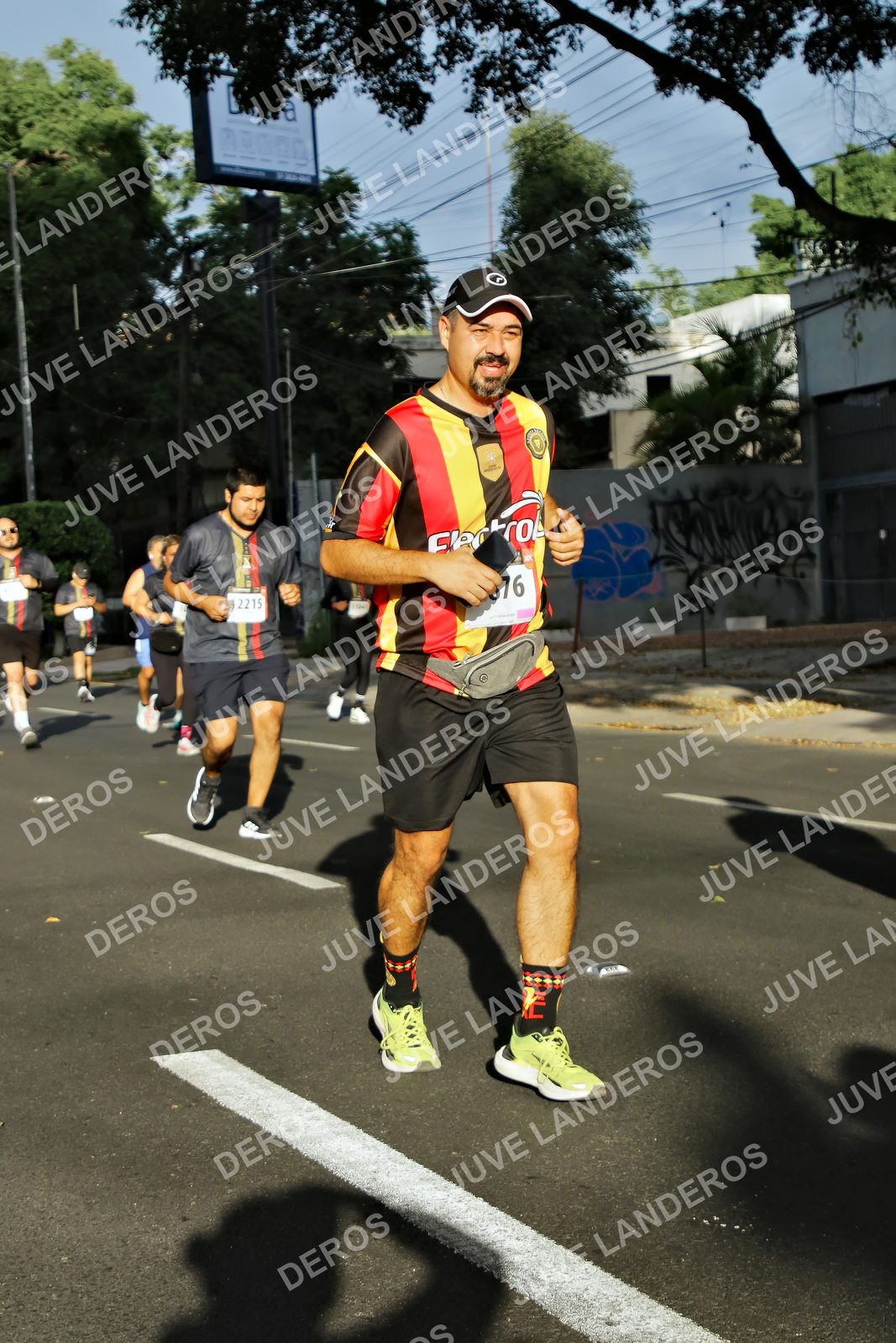 Foto de la X Carrera Leones Negros Red Cola 2026 en Rectoría General de la UdeG, Av. Juárez 976 (meta en Av. Enrique Díaz de León y Pedro Moreno), Guadalajara a las 07:54 · dorsal 2215
