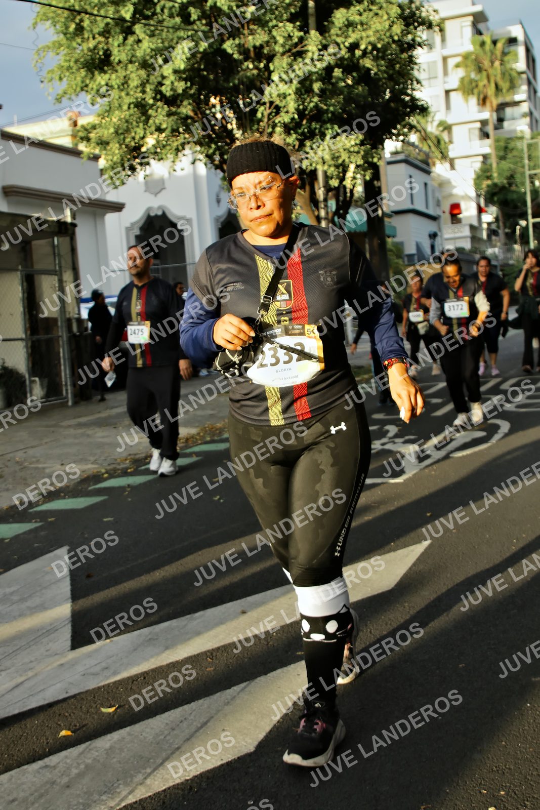Foto de la X Carrera Leones Negros Red Cola 2026 en Rectoría General de la UdeG, Av. Juárez 976 (meta en Av. Enrique Díaz de León y Pedro Moreno), Guadalajara a las 07:25 · dorsal 3172, 2475, 2332