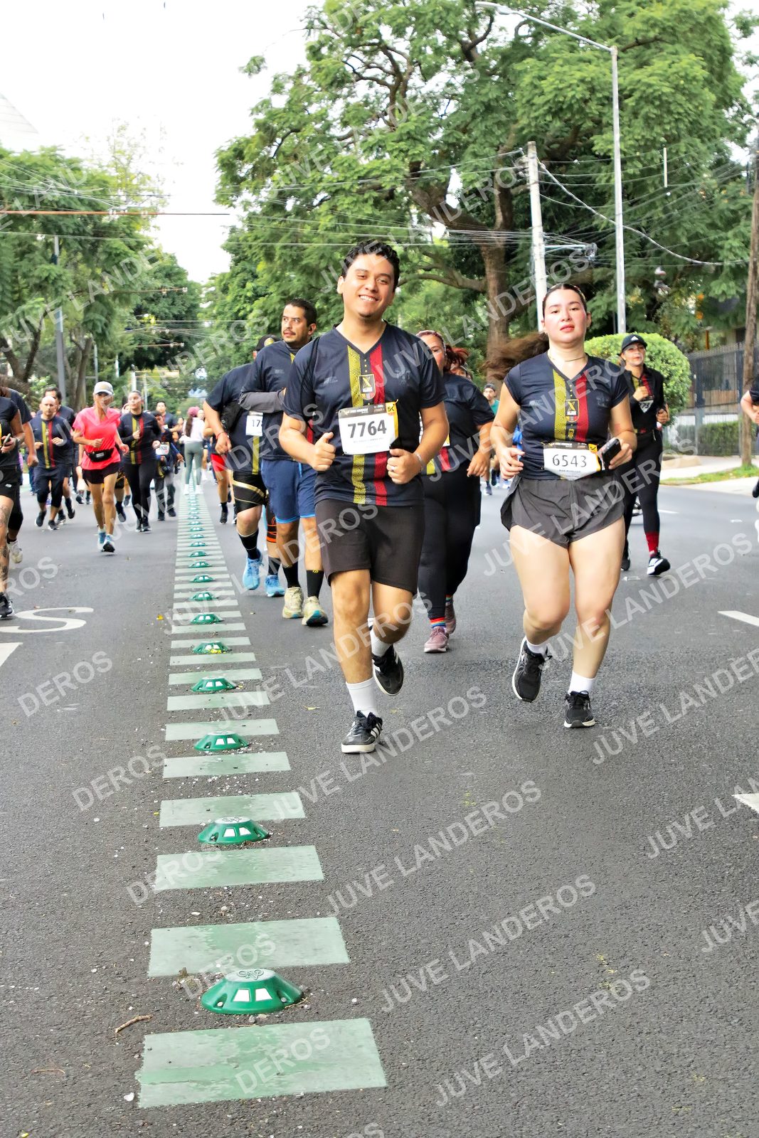 Foto de la X Carrera Leones Negros Red Cola 2026 en Rectoría General de la UdeG, Av. Juárez 976 (meta en Av. Enrique Díaz de León y Pedro Moreno), Guadalajara a las 07:17 · dorsal 7764, 6543, 17