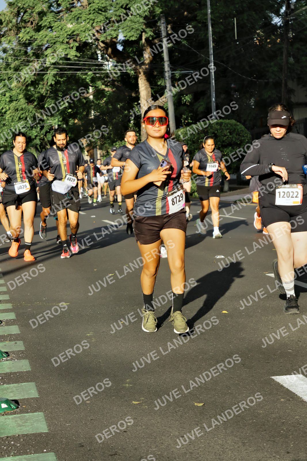 Foto de la X Carrera Leones Negros Red Cola 2026 en Rectoría General de la UdeG, Av. Juárez 976 (meta en Av. Enrique Díaz de León y Pedro Moreno), Guadalajara a las 07:54 · dorsal 12022, 8729, 6026, 9449