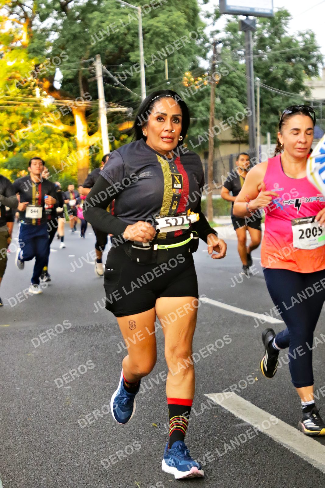 Foto de la X Carrera Leones Negros Red Cola 2026 en Rectoría General de la UdeG, Av. Juárez 976 (meta en Av. Enrique Díaz de León y Pedro Moreno), Guadalajara a las 05:02 · dorsal 2005, 844, 5225