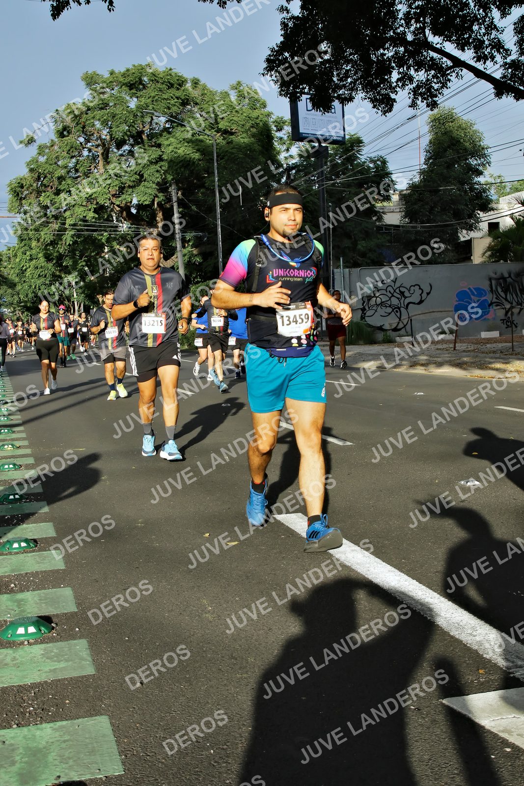 Foto de la X Carrera Leones Negros Red Cola 2026 en Rectoría General de la UdeG, Av. Juárez 976 (meta en Av. Enrique Díaz de León y Pedro Moreno), Guadalajara a las 07:56 · dorsal 13459, 13215
