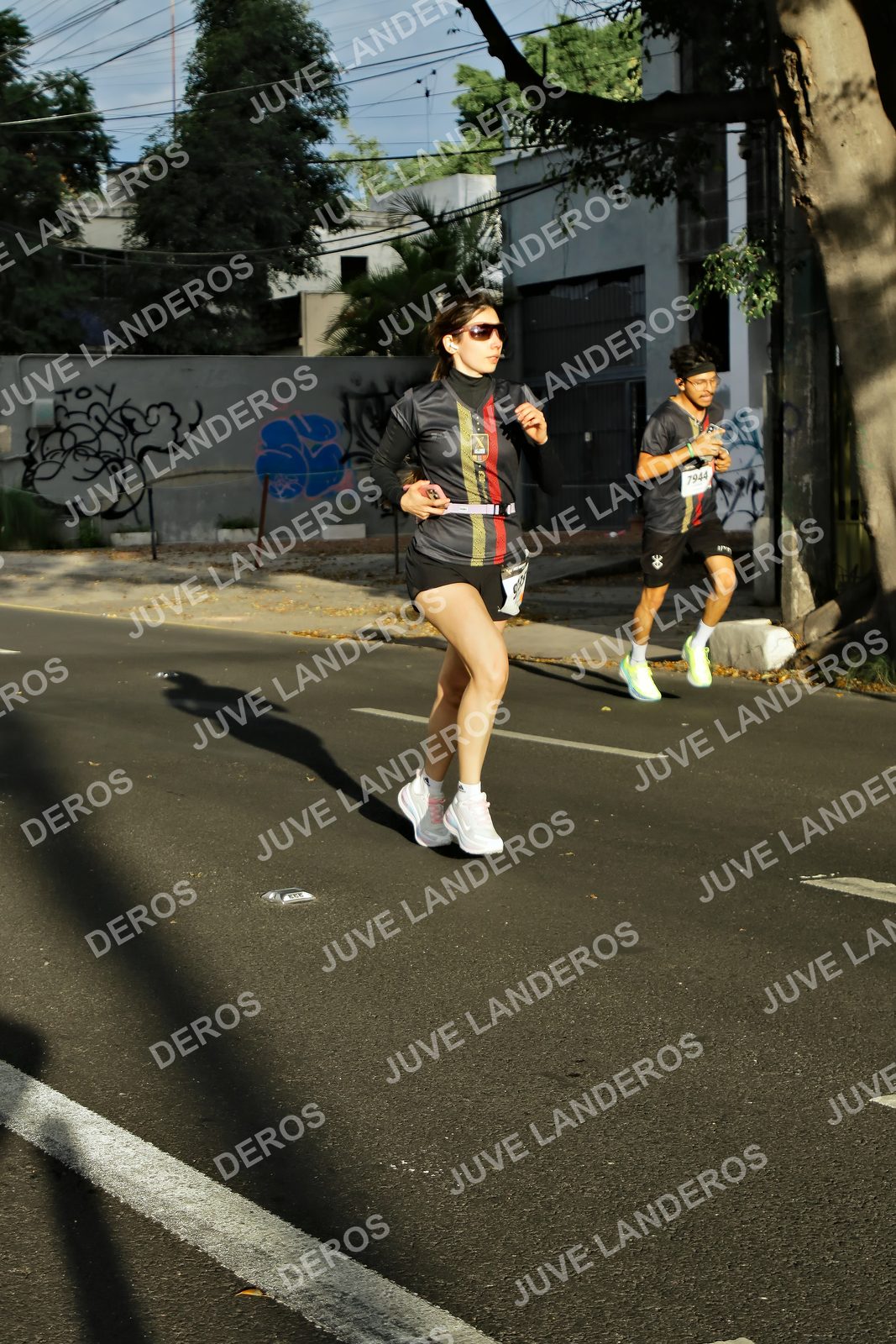 Foto de la X Carrera Leones Negros Red Cola 2026 en Rectoría General de la UdeG, Av. Juárez 976 (meta en Av. Enrique Díaz de León y Pedro Moreno), Guadalajara a las 07:41 · dorsal 7944