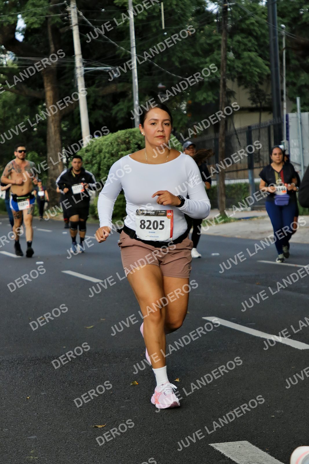 Foto de la X Carrera Leones Negros Red Cola 2026 en Rectoría General de la UdeG, Av. Juárez 976 (meta en Av. Enrique Díaz de León y Pedro Moreno), Guadalajara a las 08:08 · dorsal 8205