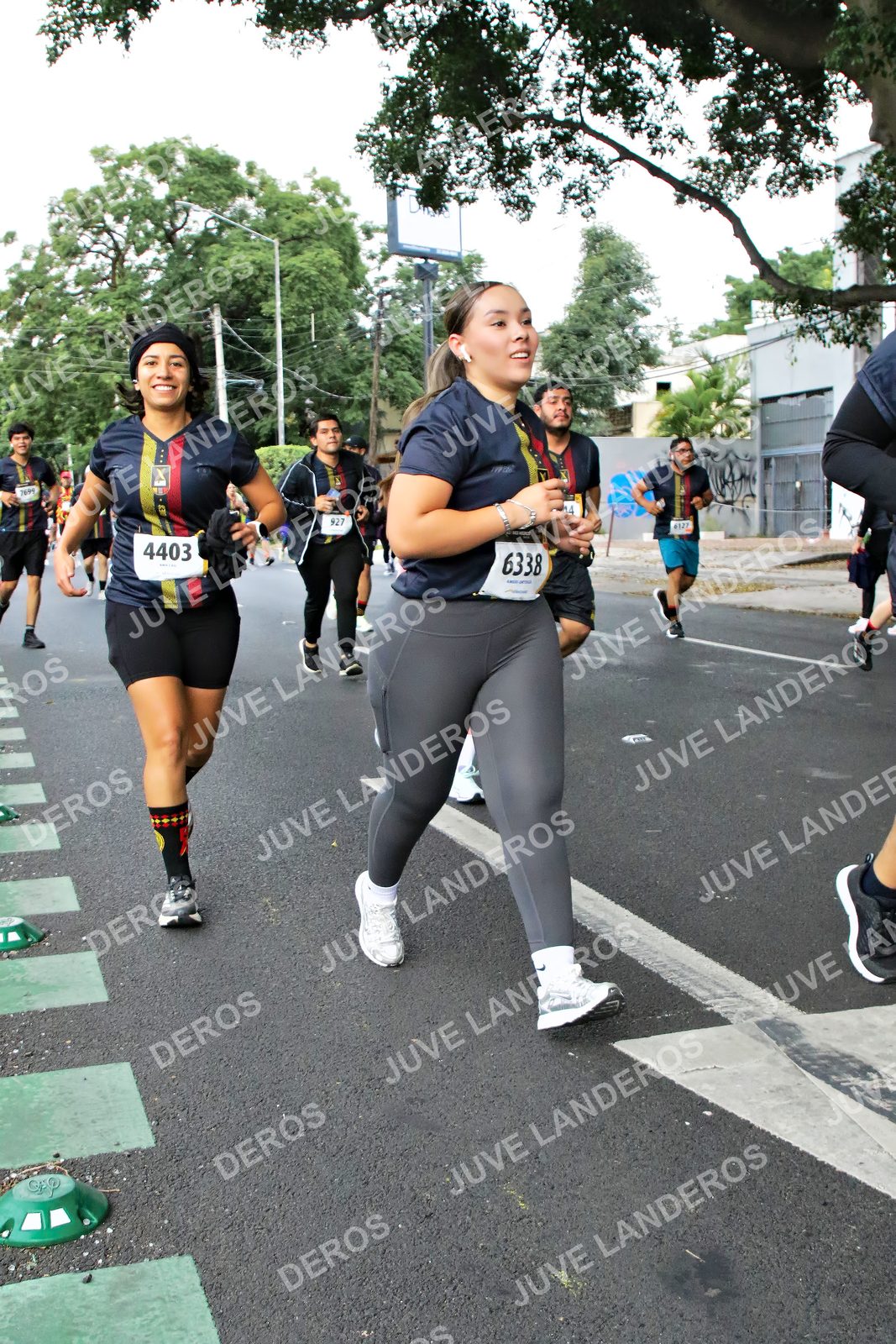 Foto de la X Carrera Leones Negros Red Cola 2026 en Rectoría General de la UdeG, Av. Juárez 976 (meta en Av. Enrique Díaz de León y Pedro Moreno), Guadalajara a las 07:14 · dorsal 6338, 4403, 927