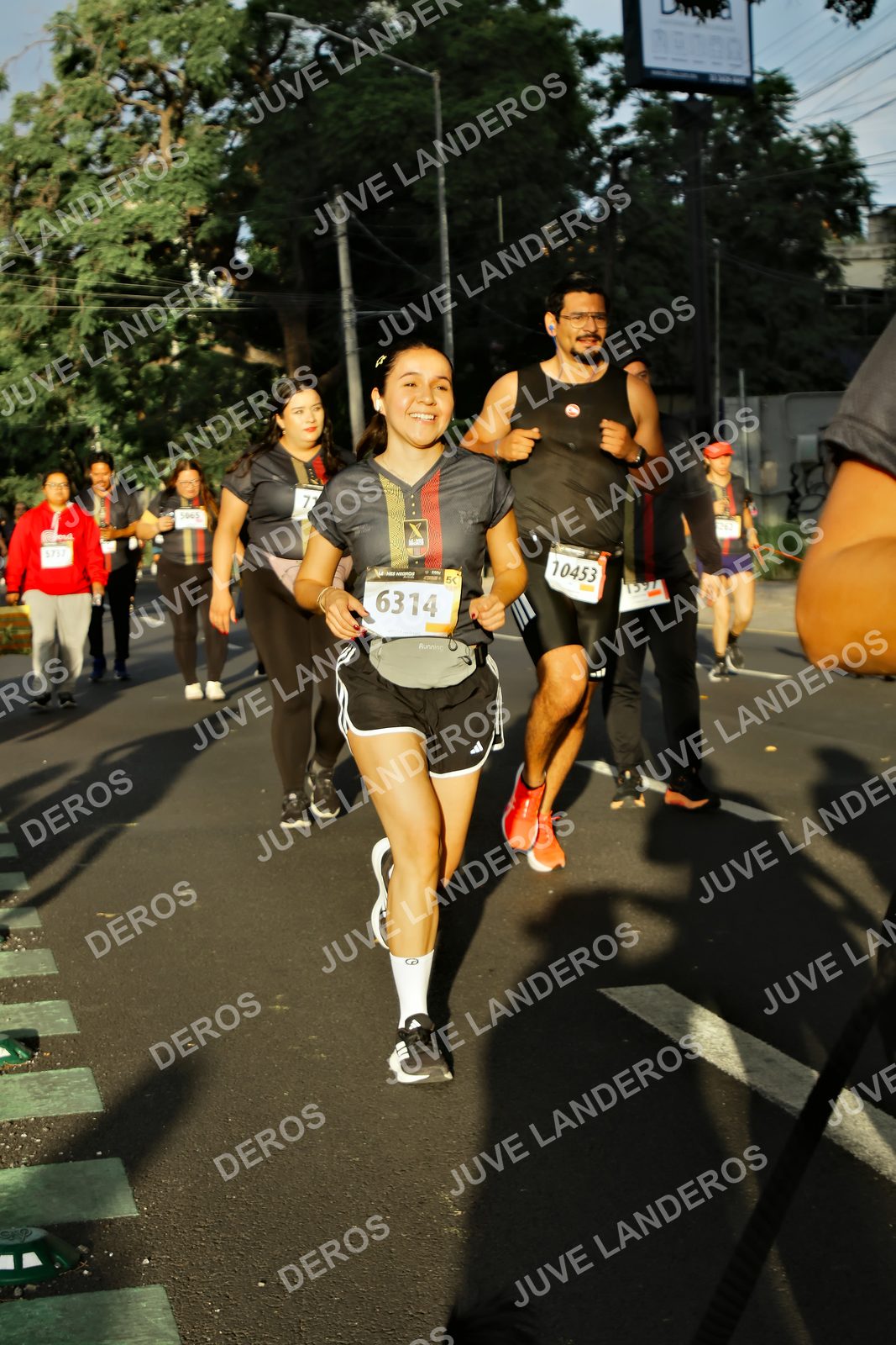 Foto de la X Carrera Leones Negros Red Cola 2026 en Rectoría General de la UdeG, Av. Juárez 976 (meta en Av. Enrique Díaz de León y Pedro Moreno), Guadalajara a las 07:29 · dorsal 6314, 10453, 71, 1597