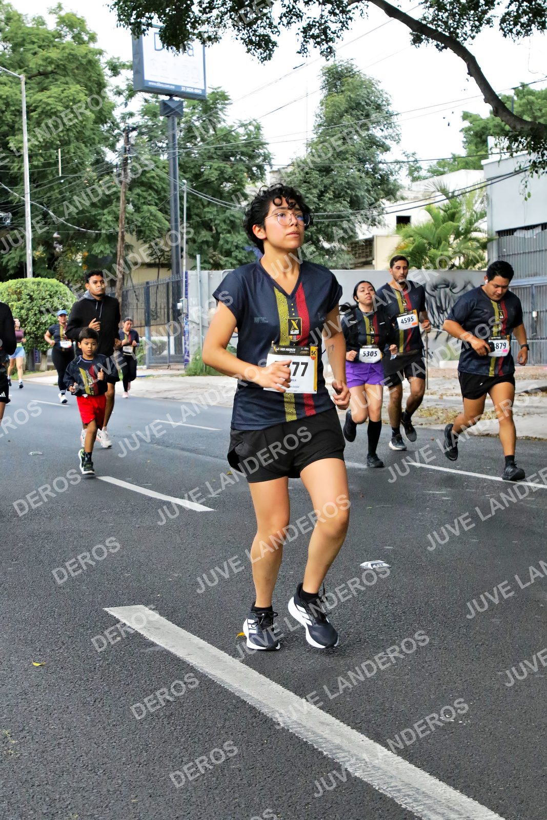 Foto de la X Carrera Leones Negros Red Cola 2026 en Rectoría General de la UdeG, Av. Juárez 976 (meta en Av. Enrique Díaz de León y Pedro Moreno), Guadalajara a las 05:11 · dorsal 5305, 77, 4595, 879