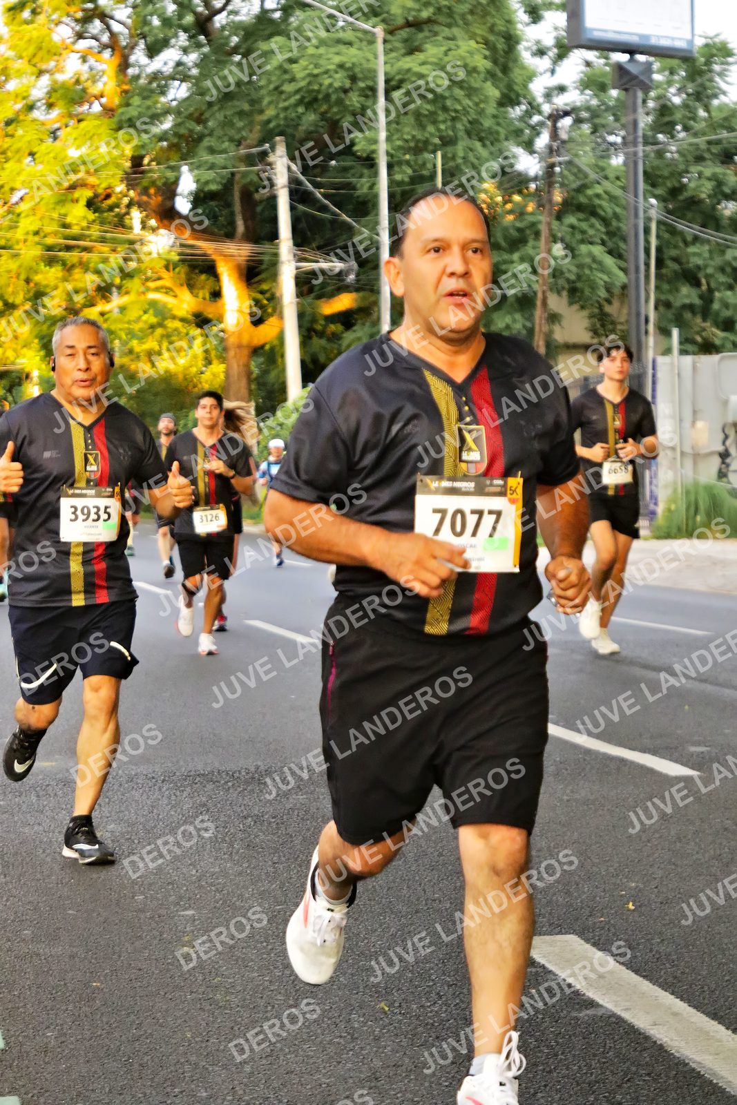 Foto de la X Carrera Leones Negros Red Cola 2026 en Rectoría General de la UdeG, Av. Juárez 976 (meta en Av. Enrique Díaz de León y Pedro Moreno), Guadalajara a las 05:01 · dorsal 7077, 3935, 3126, 6658