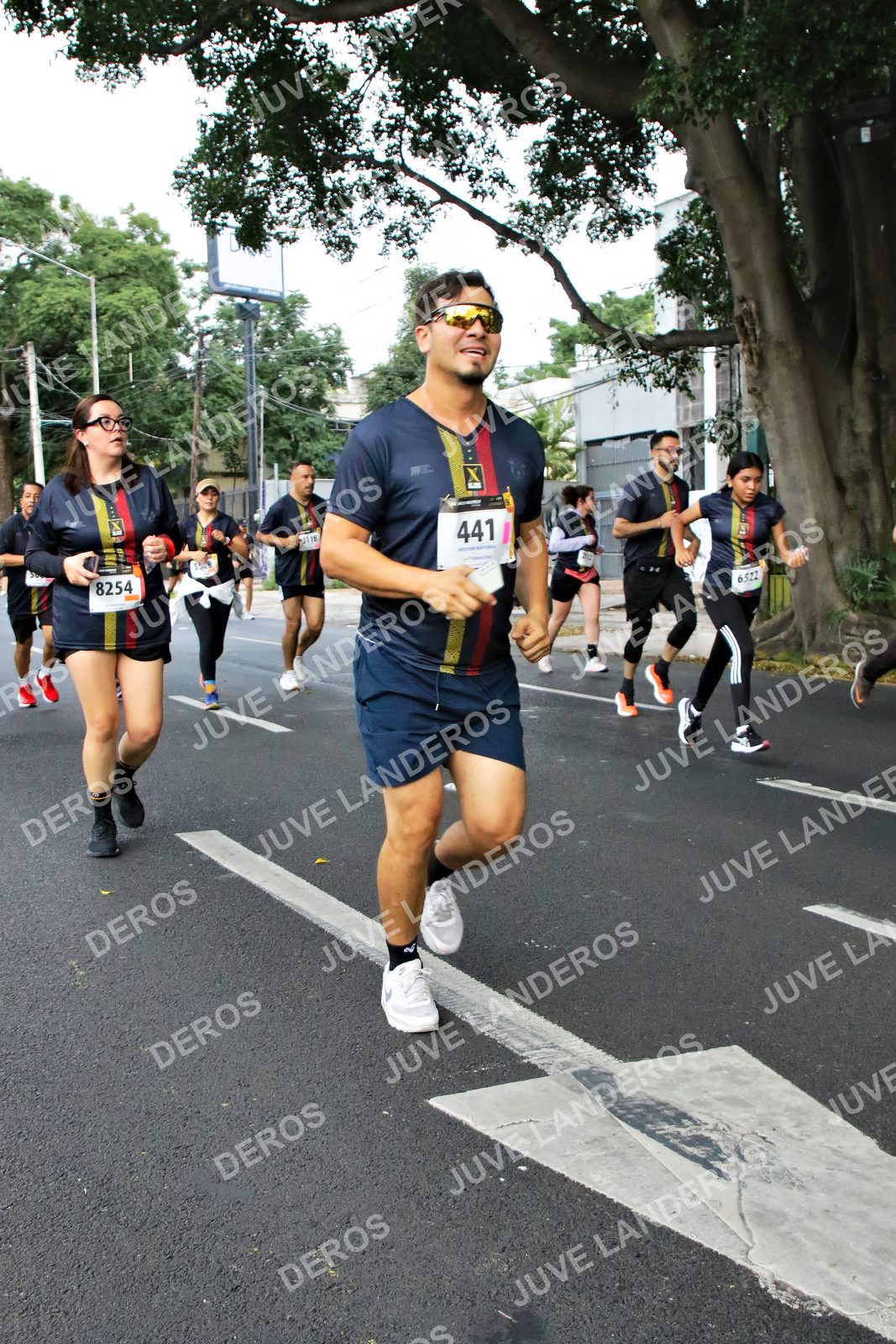 Foto de la X Carrera Leones Negros Red Cola 2026 en Rectoría General de la UdeG, Av. Juárez 976 (meta en Av. Enrique Díaz de León y Pedro Moreno), Guadalajara a las 05:11 · dorsal 441, 8254, 6522
