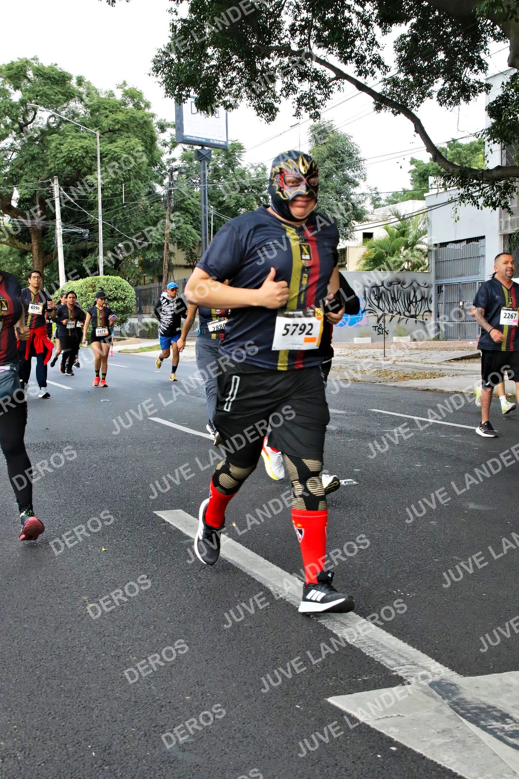 Foto de la X Carrera Leones Negros Red Cola 2026 en Rectoría General de la UdeG, Av. Juárez 976 (meta en Av. Enrique Díaz de León y Pedro Moreno), Guadalajara a las 05:10 · dorsal 5792, 2267, 288