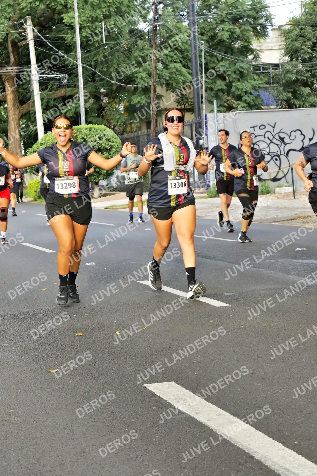 Foto de la X Carrera Leones Negros Red Cola 2026 en Rectoría General de la UdeG, Av. Juárez 976 (meta en Av. Enrique Díaz de León y Pedro Moreno), Guadalajara a las 08:07 · dorsal 13298, 13306, 18