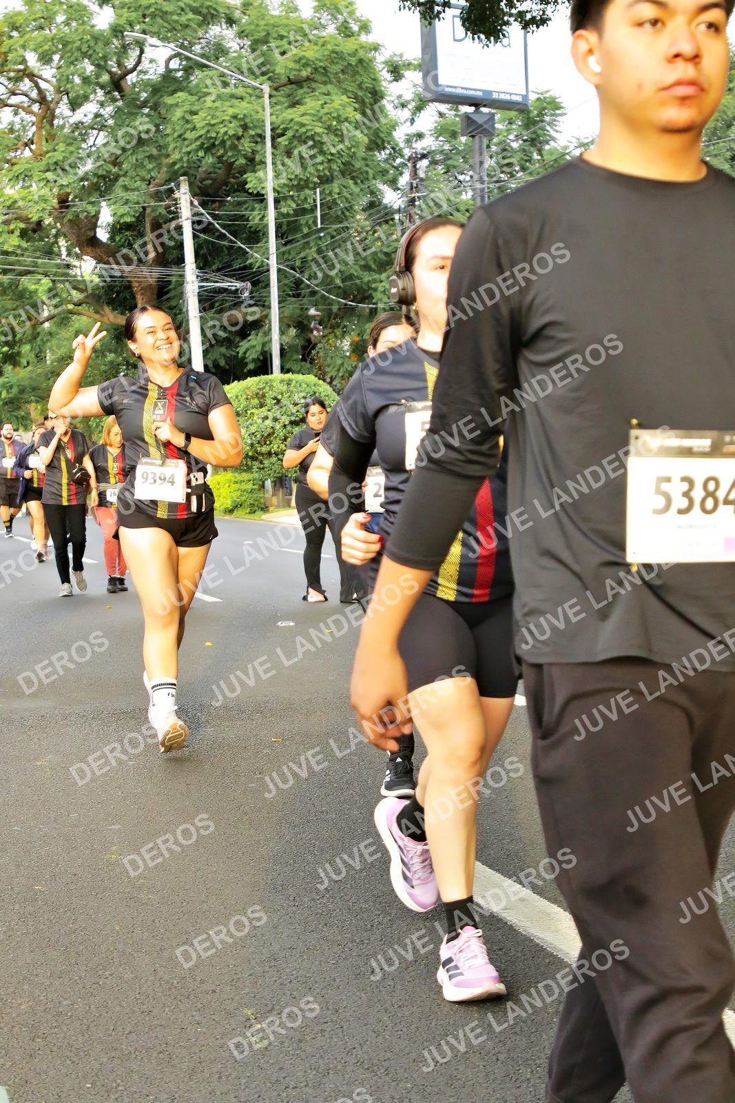 Foto de la X Carrera Leones Negros Red Cola 2026 en Rectoría General de la UdeG, Av. Juárez 976 (meta en Av. Enrique Díaz de León y Pedro Moreno), Guadalajara a las 07:21 · dorsal 9394, 5384, 26
