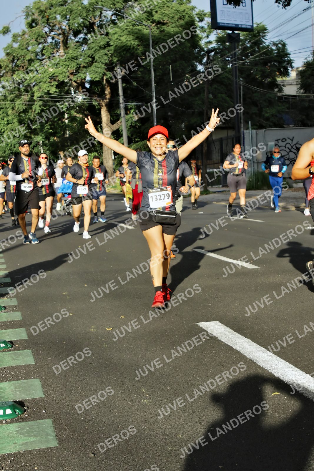 Foto de la X Carrera Leones Negros Red Cola 2026 en Rectoría General de la UdeG, Av. Juárez 976 (meta en Av. Enrique Díaz de León y Pedro Moreno), Guadalajara a las 07:57 · dorsal 13279, 10500, 9659, 2124
