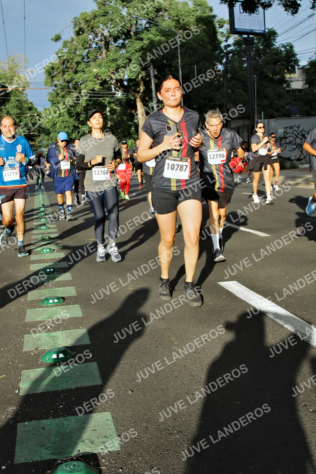 Foto de la X Carrera Leones Negros Red Cola 2026 en Rectoría General de la UdeG, Av. Juárez 976 (meta en Av. Enrique Díaz de León y Pedro Moreno), Guadalajara a las 07:51 · dorsal 10787, 12766, 12396, 11719