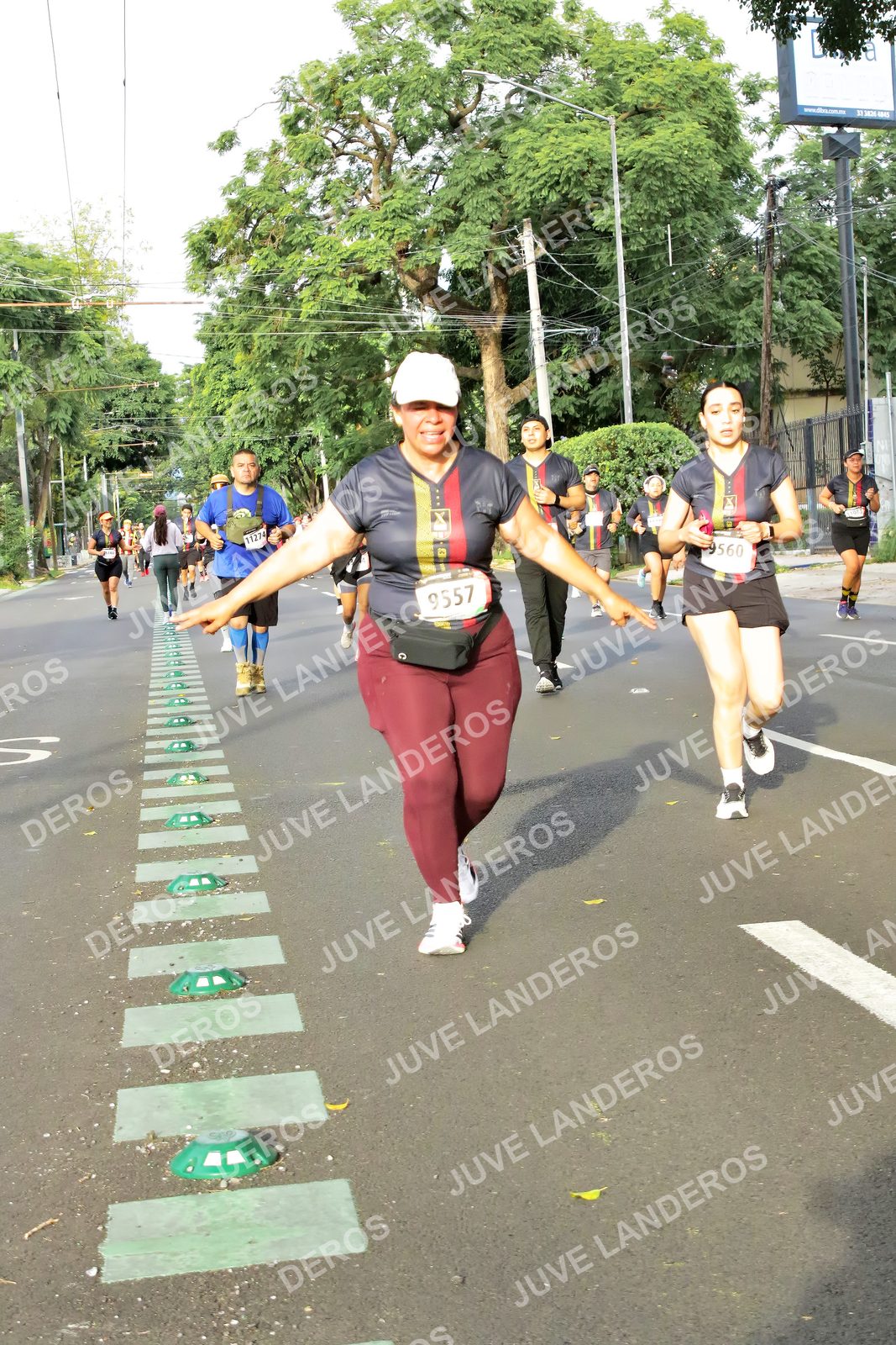 Foto de la X Carrera Leones Negros Red Cola 2026 en Rectoría General de la UdeG, Av. Juárez 976 (meta en Av. Enrique Díaz de León y Pedro Moreno), Guadalajara a las 08:04 · dorsal 9557, 9560, 11274