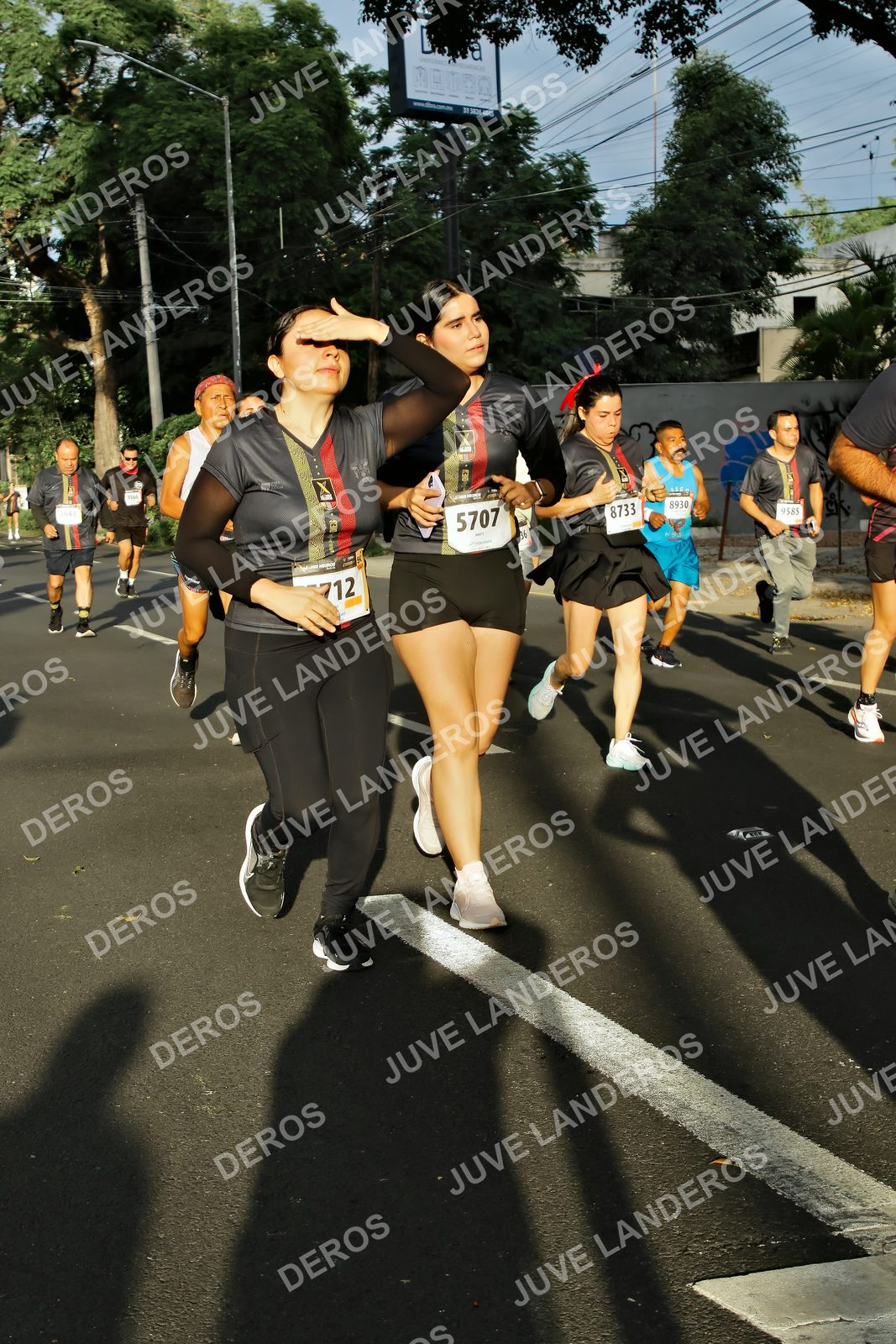 Foto de la X Carrera Leones Negros Red Cola 2026 en Rectoría General de la UdeG, Av. Juárez 976 (meta en Av. Enrique Díaz de León y Pedro Moreno), Guadalajara a las 07:39 · dorsal 5707, 8930, 8733, 9585