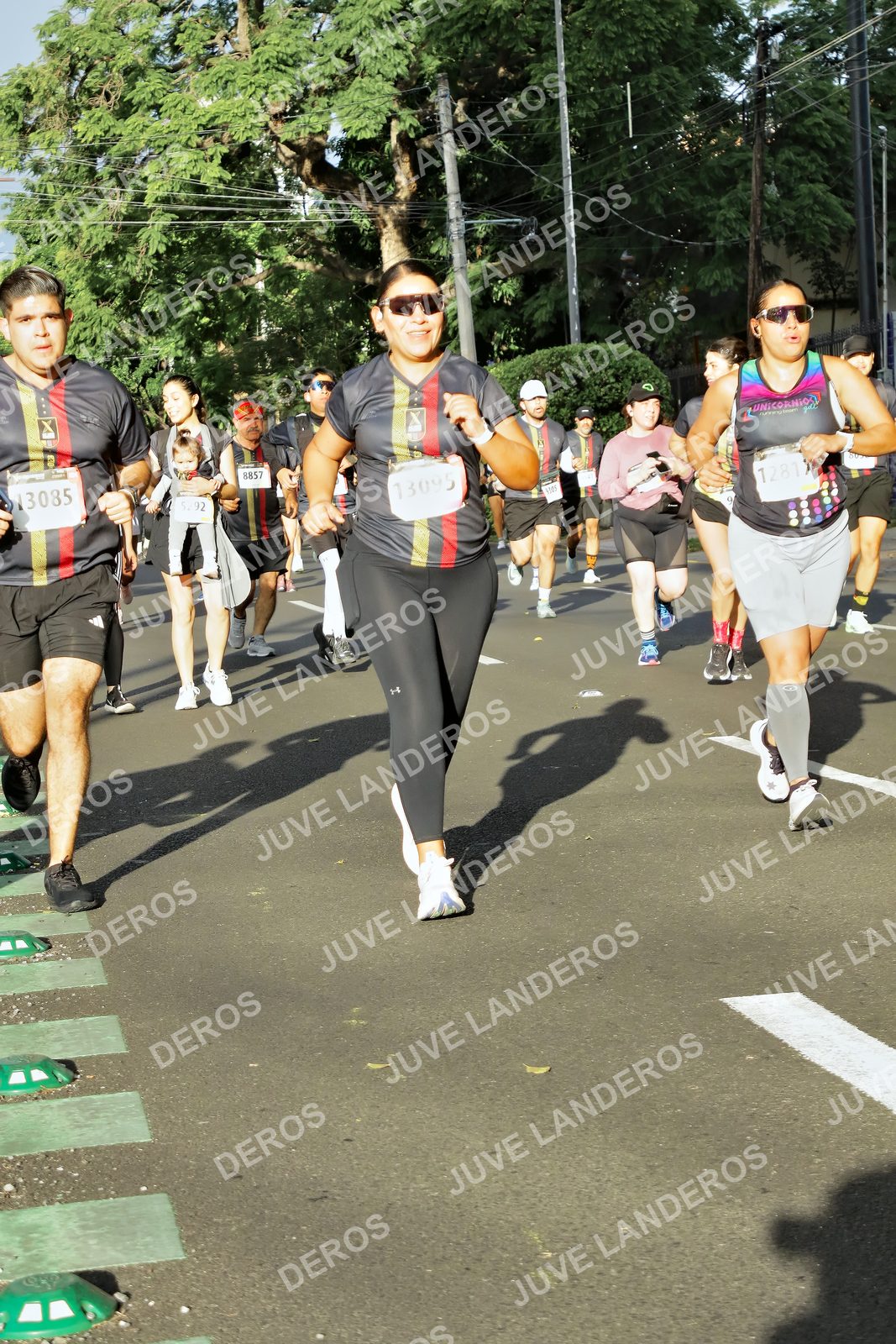 Foto de la X Carrera Leones Negros Red Cola 2026 en Rectoría General de la UdeG, Av. Juárez 976 (meta en Av. Enrique Díaz de León y Pedro Moreno), Guadalajara a las 07:54 · dorsal 8857, 13095, 13085, 1281