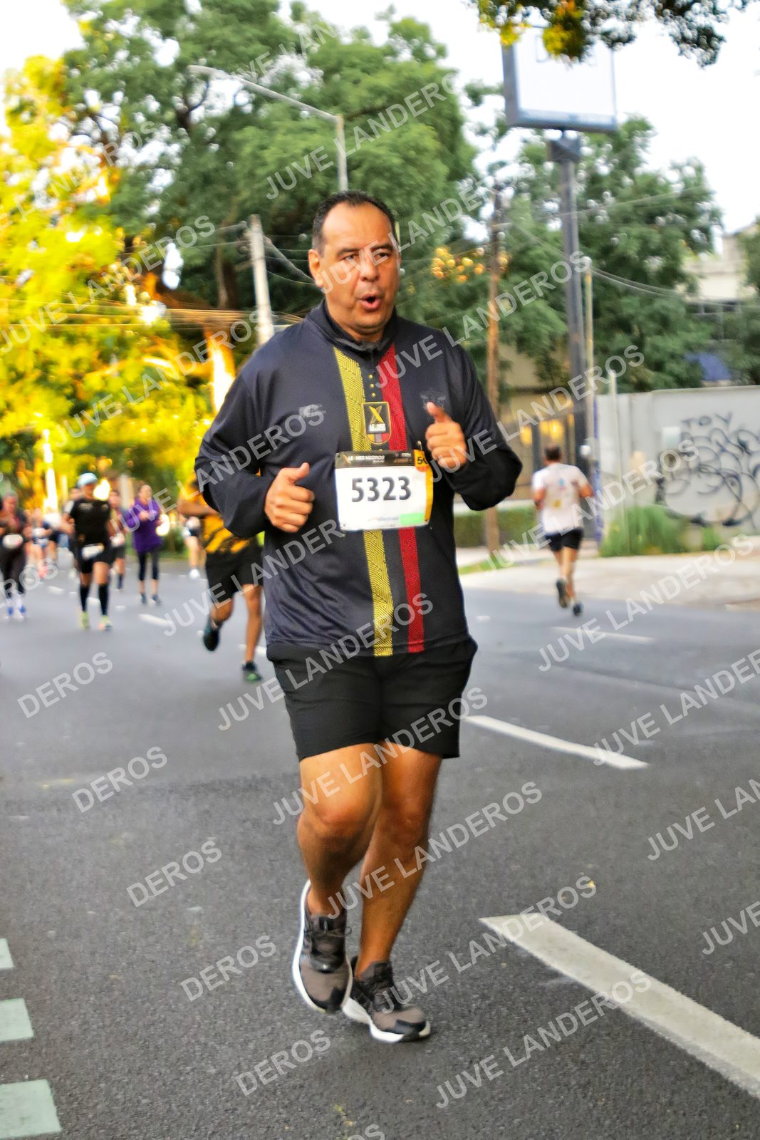 Foto de la X Carrera Leones Negros Red Cola 2026 en Rectoría General de la UdeG, Av. Juárez 976 (meta en Av. Enrique Díaz de León y Pedro Moreno), Guadalajara a las 05:03 · dorsal 5323, 50