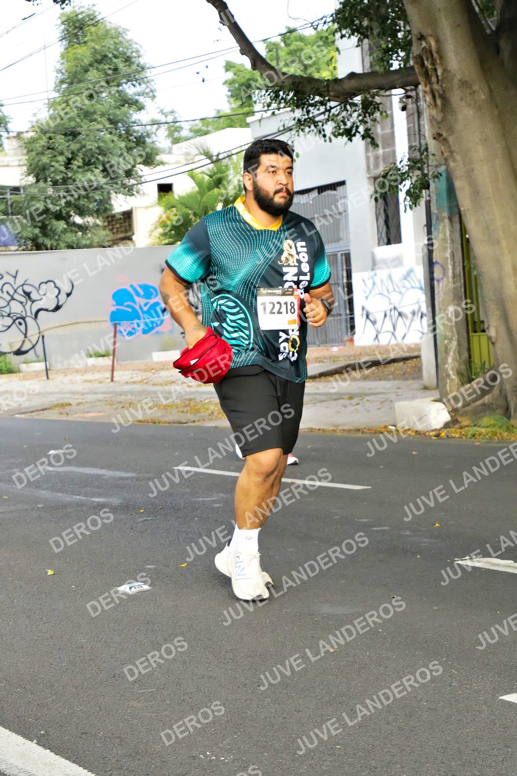Foto de la X Carrera Leones Negros Red Cola 2026 en Rectoría General de la UdeG, Av. Juárez 976 (meta en Av. Enrique Díaz de León y Pedro Moreno), Guadalajara a las 08:17 · dorsal 12218