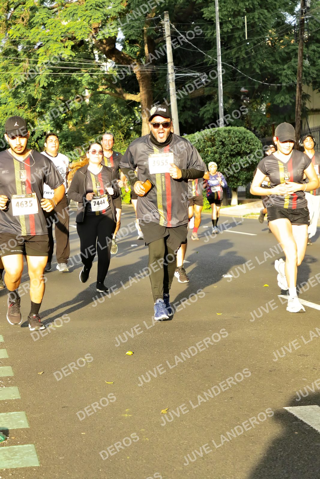 Foto de la X Carrera Leones Negros Red Cola 2026 en Rectoría General de la UdeG, Av. Juárez 976 (meta en Av. Enrique Díaz de León y Pedro Moreno), Guadalajara a las 07:36 · dorsal 4635, 3955, 7444