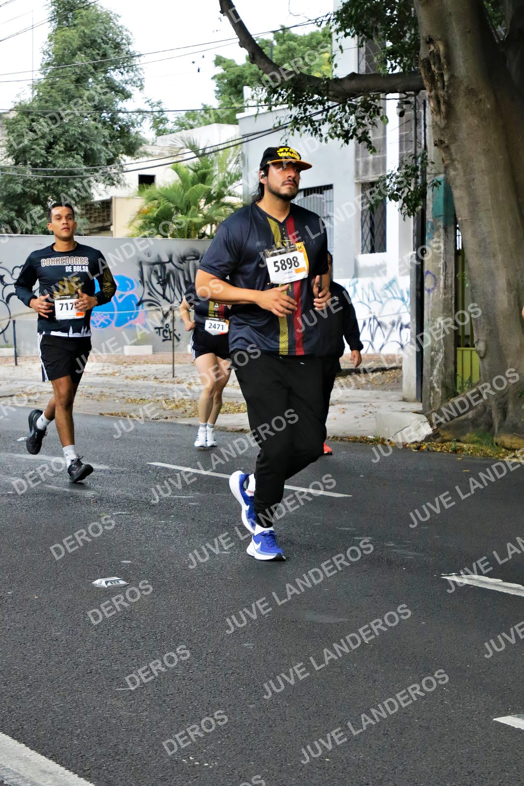 Foto de la X Carrera Leones Negros Red Cola 2026 en Rectoría General de la UdeG, Av. Juárez 976 (meta en Av. Enrique Díaz de León y Pedro Moreno), Guadalajara a las 05:10 · dorsal 5898, 717, 2471