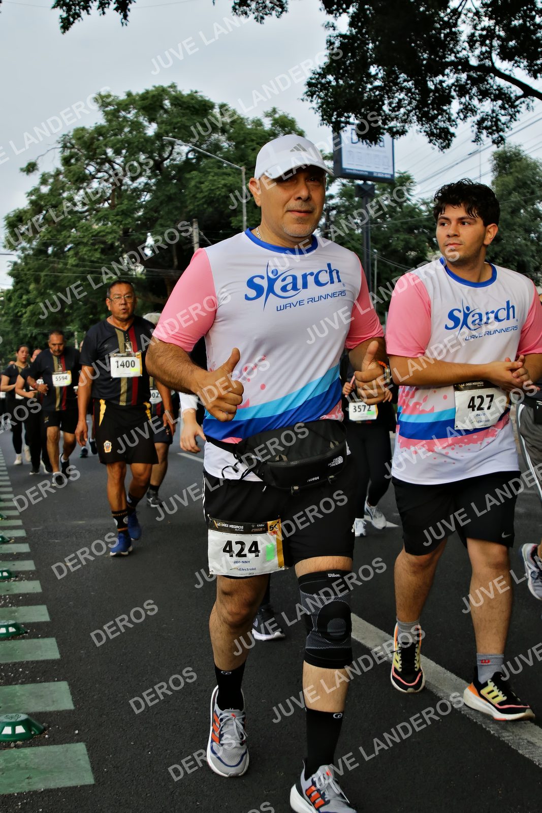 Foto de la X Carrera Leones Negros Red Cola 2026 en Rectoría General de la UdeG, Av. Juárez 976 (meta en Av. Enrique Díaz de León y Pedro Moreno), Guadalajara a las 07:21 · dorsal 424, 427, 1400, 3572