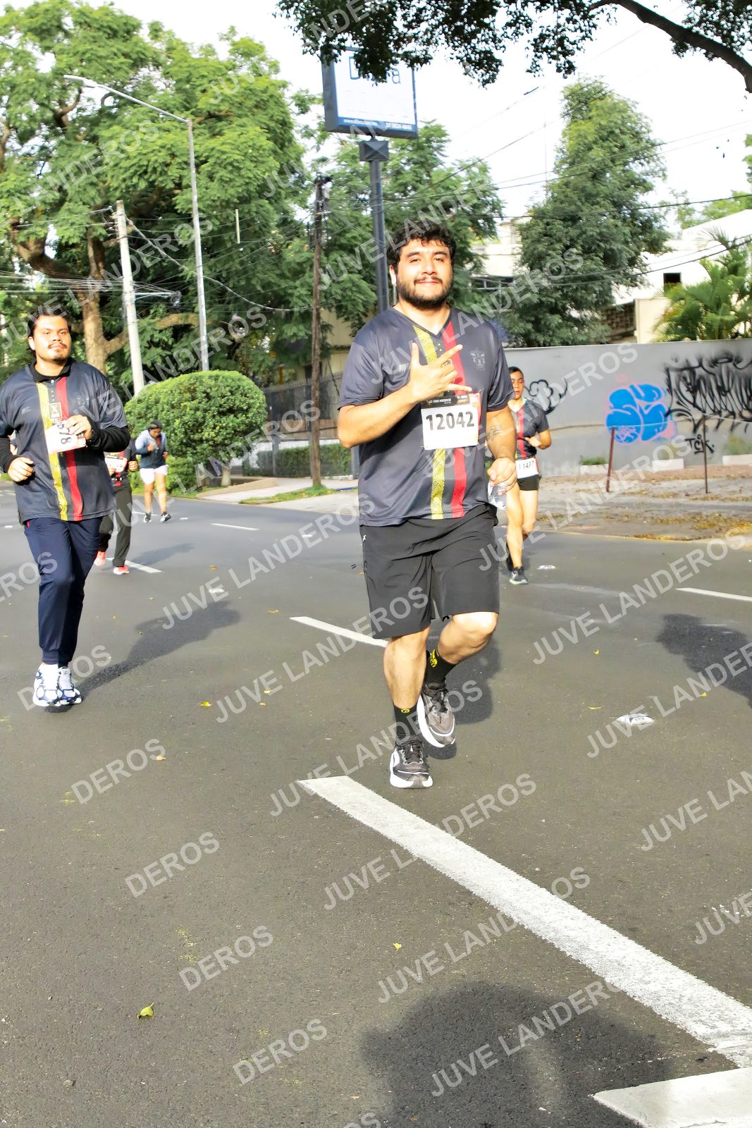 Foto de la X Carrera Leones Negros Red Cola 2026 en Rectoría General de la UdeG, Av. Juárez 976 (meta en Av. Enrique Díaz de León y Pedro Moreno), Guadalajara a las 08:10 · dorsal 12042