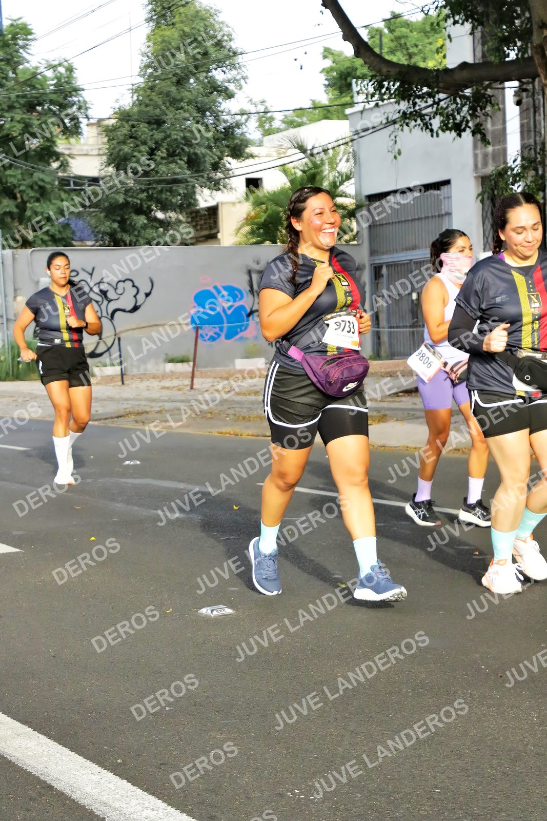 Foto de la X Carrera Leones Negros Red Cola 2026 en Rectoría General de la UdeG, Av. Juárez 976 (meta en Av. Enrique Díaz de León y Pedro Moreno), Guadalajara a las 08:06 · dorsal 9733, 9806