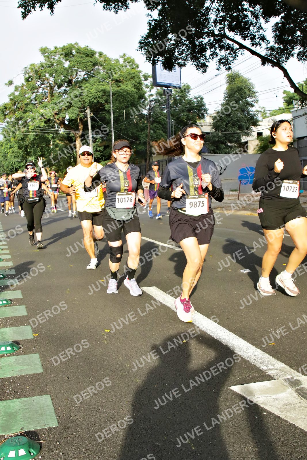 Foto de la X Carrera Leones Negros Red Cola 2026 en Rectoría General de la UdeG, Av. Juárez 976 (meta en Av. Enrique Díaz de León y Pedro Moreno), Guadalajara a las 08:02 · dorsal 9875, 10737, 10176