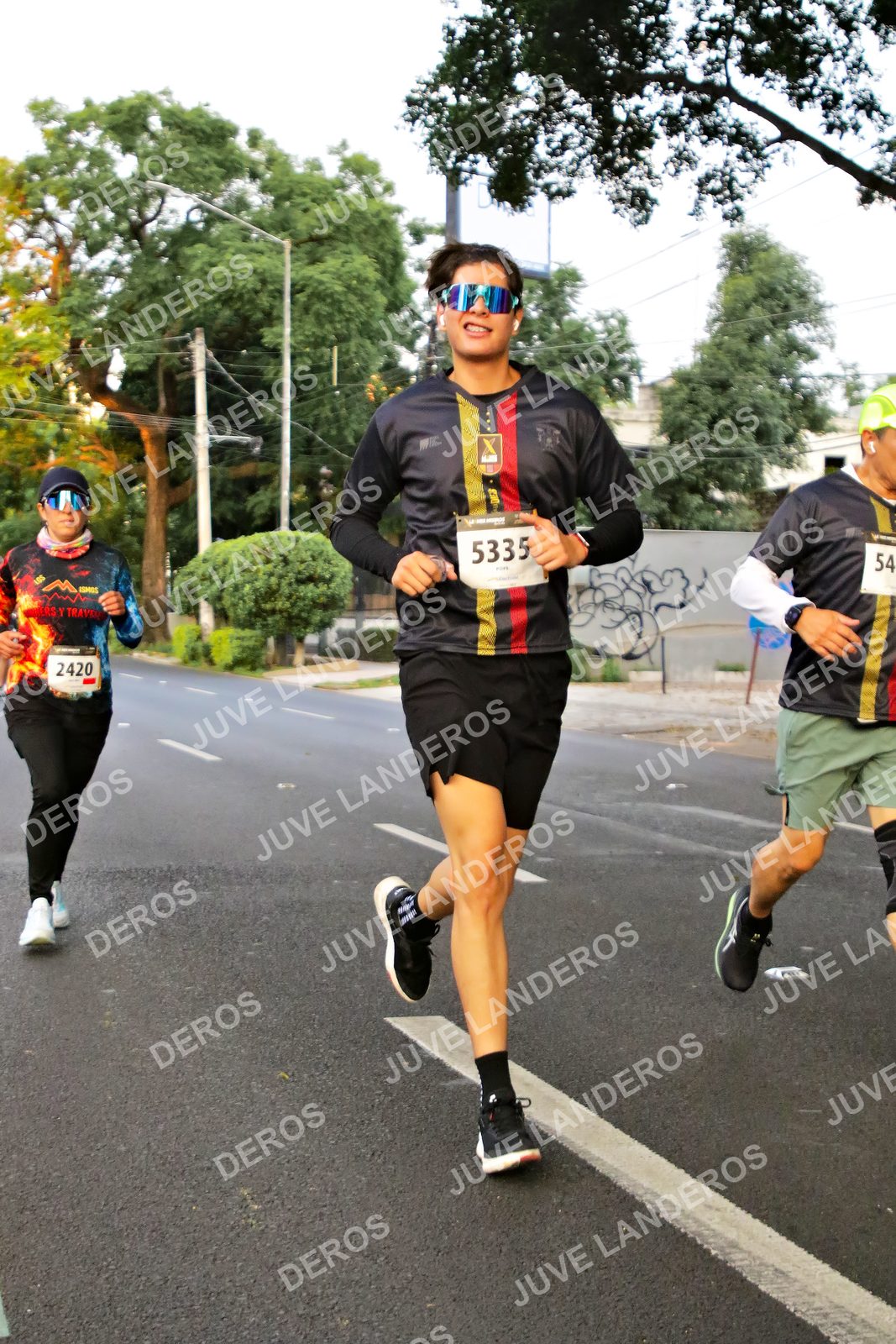 Foto de la X Carrera Leones Negros Red Cola 2026 en Rectoría General de la UdeG, Av. Juárez 976 (meta en Av. Enrique Díaz de León y Pedro Moreno), Guadalajara a las 04:59 · dorsal 2420, 5335, 54