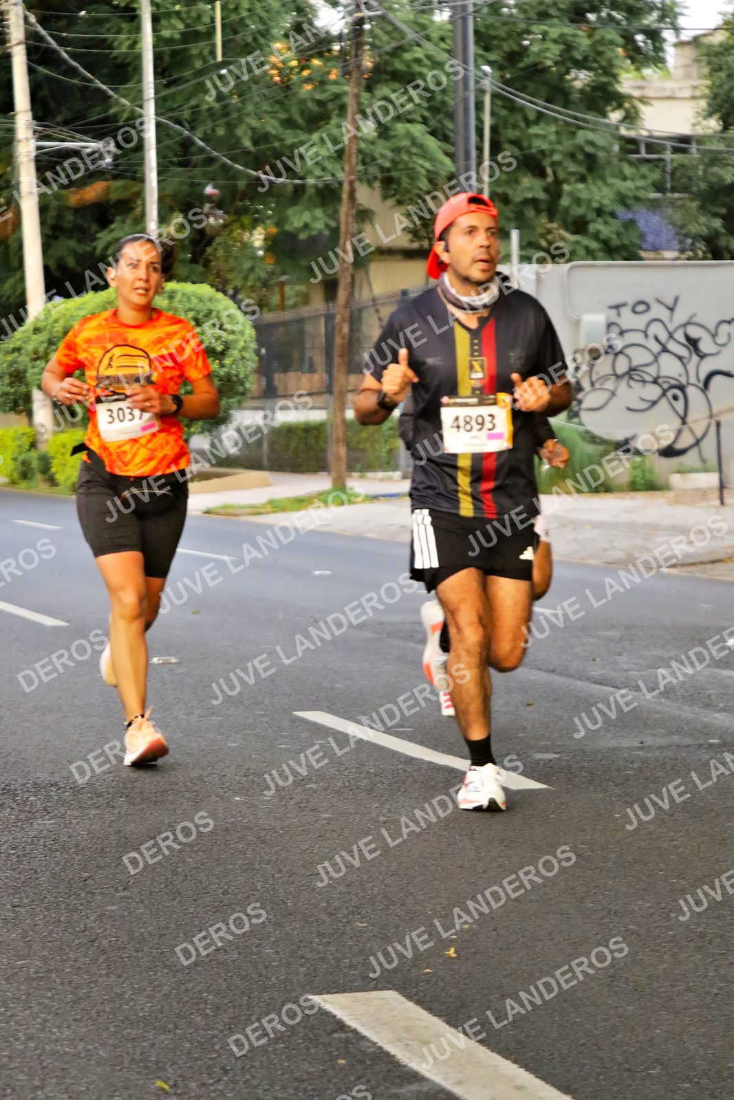 Foto de la X Carrera Leones Negros Red Cola 2026 en Rectoría General de la UdeG, Av. Juárez 976 (meta en Av. Enrique Díaz de León y Pedro Moreno), Guadalajara a las 04:59 · dorsal 4893, 3037
