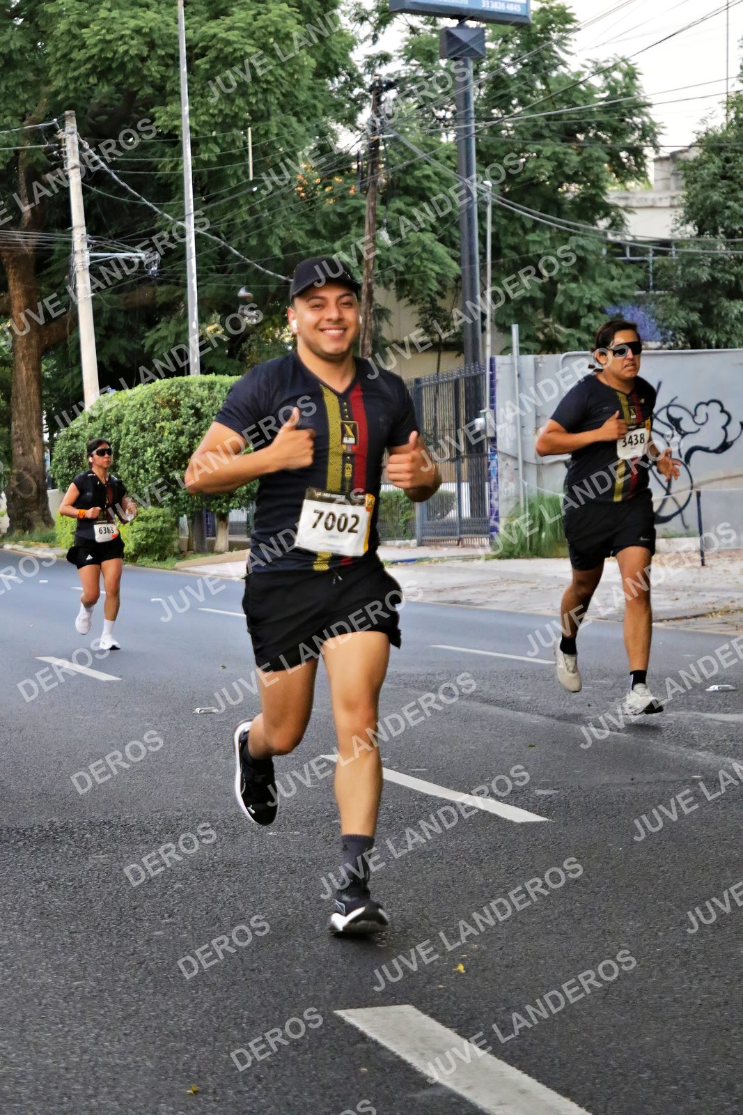 Foto de la X Carrera Leones Negros Red Cola 2026 en Rectoría General de la UdeG, Av. Juárez 976 (meta en Av. Enrique Díaz de León y Pedro Moreno), Guadalajara a las 04:58 · dorsal 7002, 3438, 6383, 4845