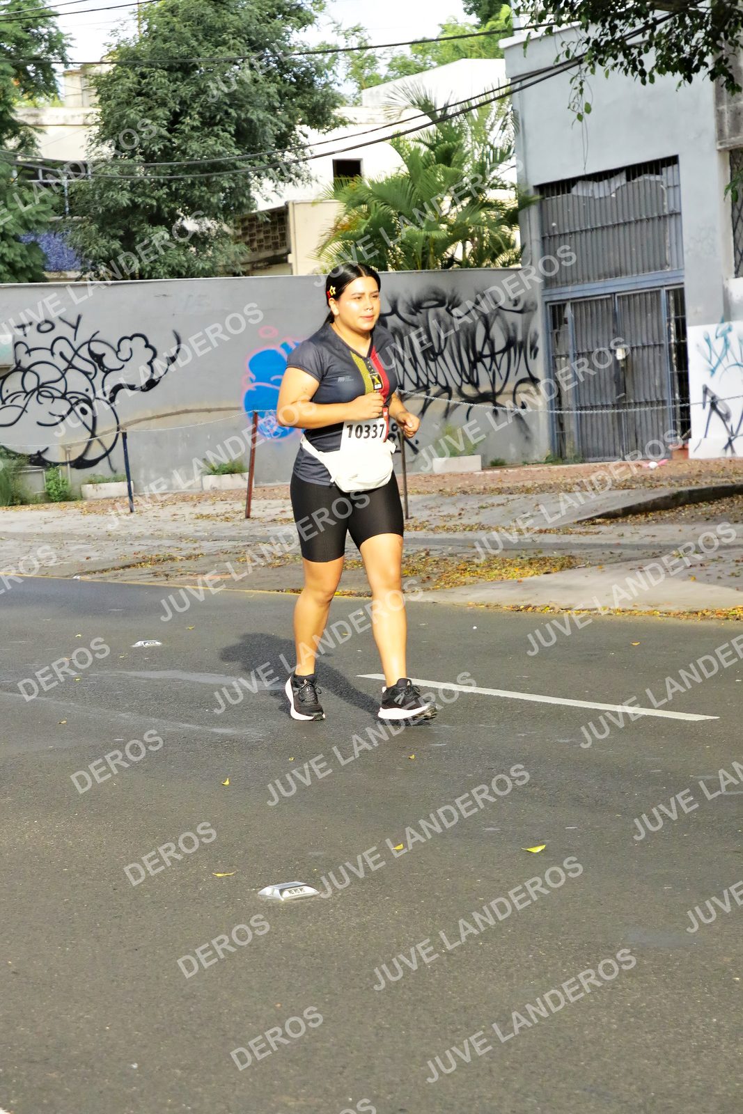 Foto de la X Carrera Leones Negros Red Cola 2026 en Rectoría General de la UdeG, Av. Juárez 976 (meta en Av. Enrique Díaz de León y Pedro Moreno), Guadalajara a las 08:11 · dorsal 10337