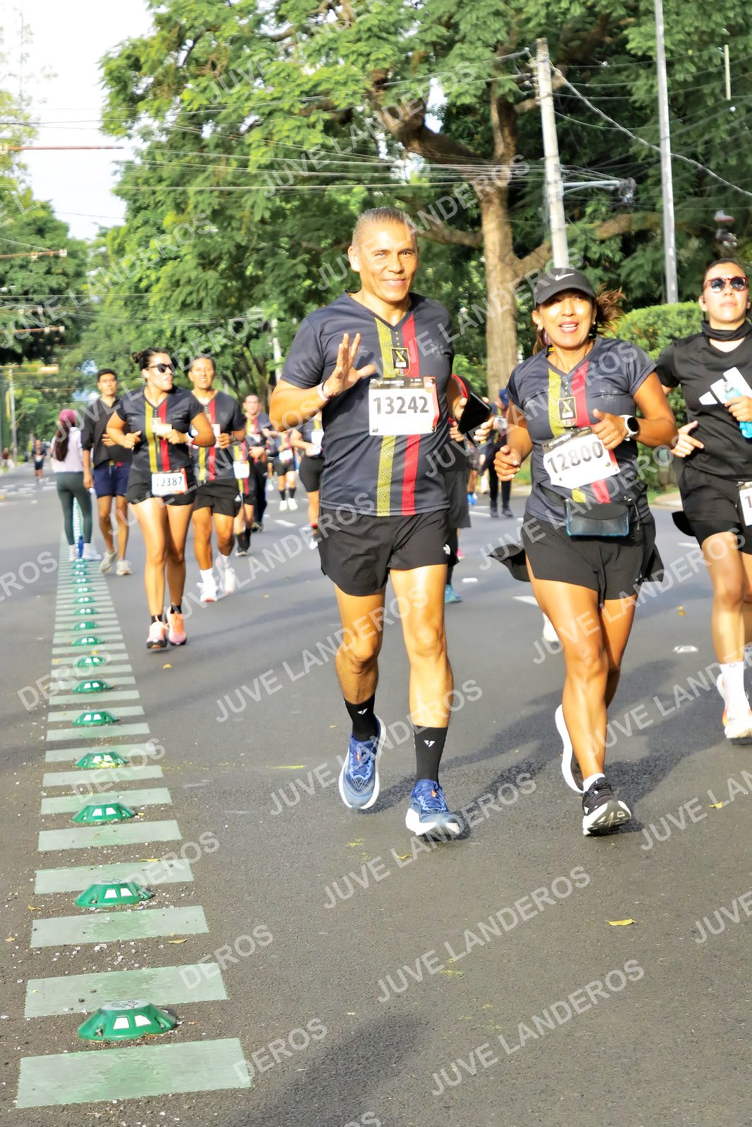 Foto de la X Carrera Leones Negros Red Cola 2026 en Rectoría General de la UdeG, Av. Juárez 976 (meta en Av. Enrique Díaz de León y Pedro Moreno), Guadalajara a las 08:05 · dorsal 13242, 12800, 2387
