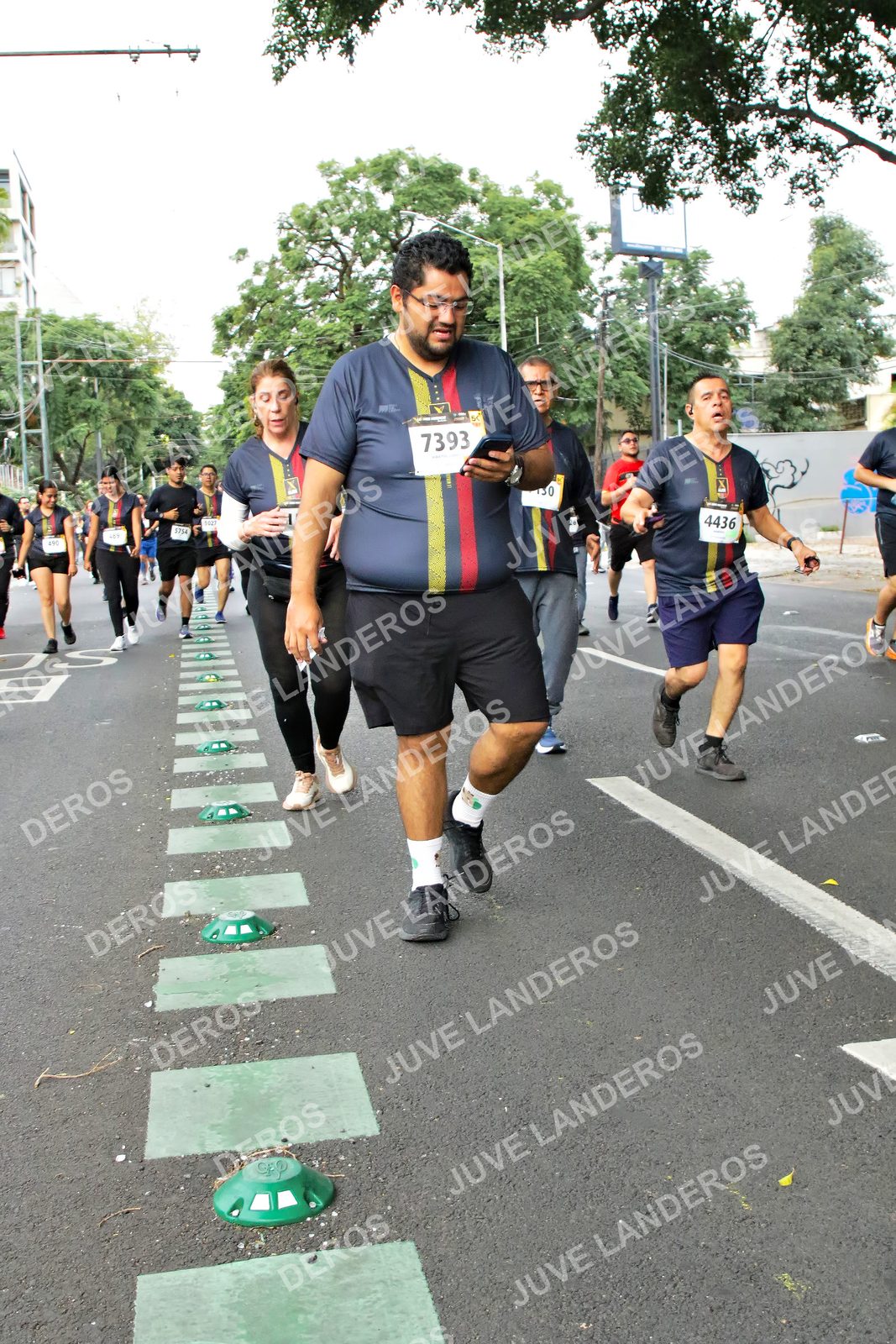 Foto de la X Carrera Leones Negros Red Cola 2026 en Rectoría General de la UdeG, Av. Juárez 976 (meta en Av. Enrique Díaz de León y Pedro Moreno), Guadalajara a las 07:16 · dorsal 7393, 4436, 30, 5754