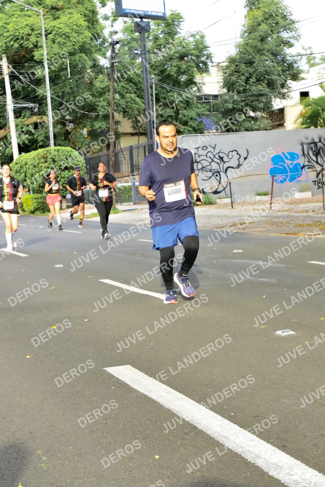 Foto de la X Carrera Leones Negros Red Cola 2026 en Rectoría General de la UdeG, Av. Juárez 976 (meta en Av. Enrique Díaz de León y Pedro Moreno), Guadalajara a las 08:11 · dorsal 8880