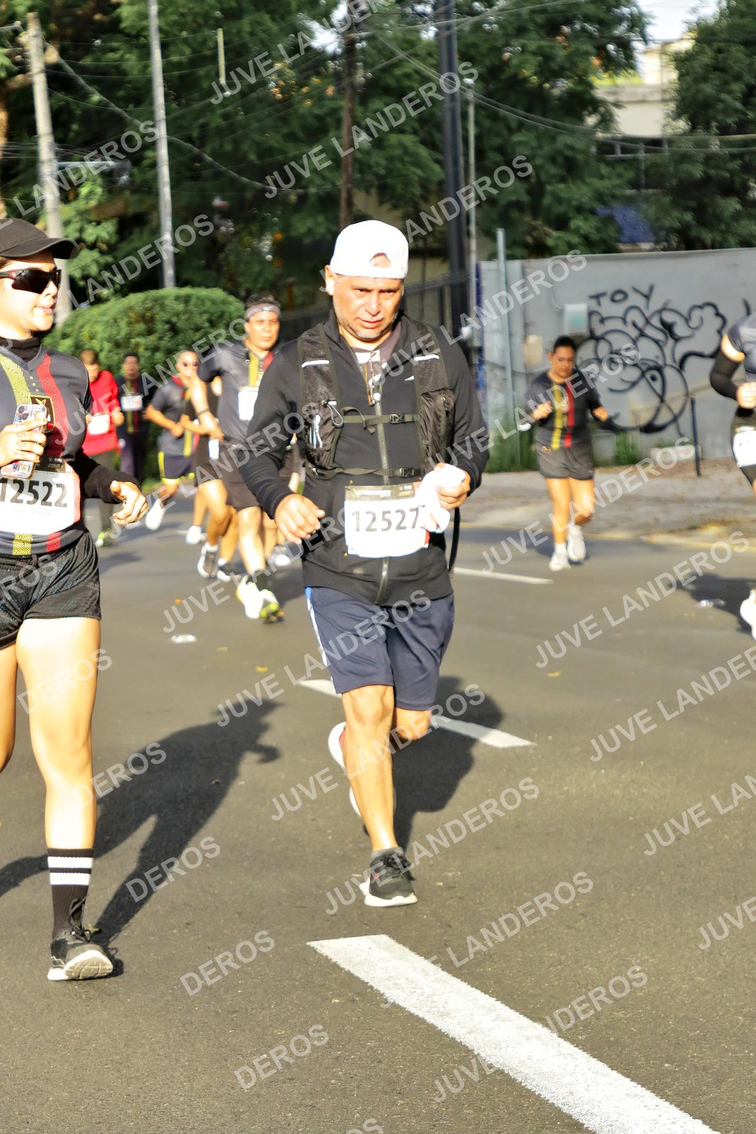 Foto de la X Carrera Leones Negros Red Cola 2026 en Rectoría General de la UdeG, Av. Juárez 976 (meta en Av. Enrique Díaz de León y Pedro Moreno), Guadalajara a las 08:01 · dorsal 12527, 12522