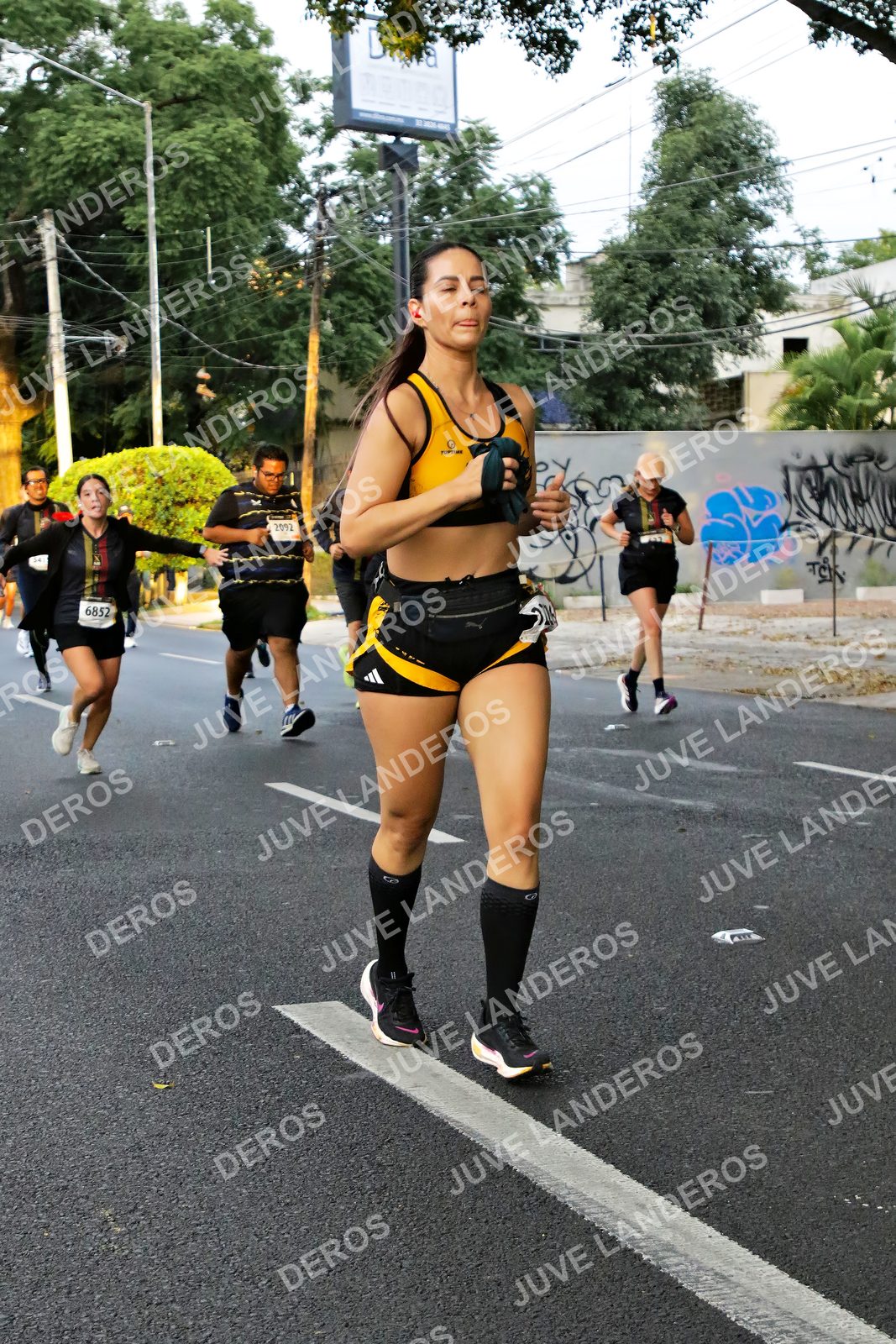 Foto de la X Carrera Leones Negros Red Cola 2026 en Rectoría General de la UdeG, Av. Juárez 976 (meta en Av. Enrique Díaz de León y Pedro Moreno), Guadalajara a las 05:06 · dorsal 6852, 2092