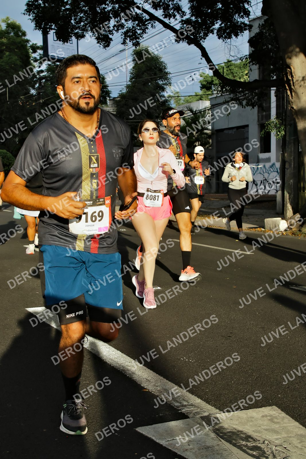Foto de la X Carrera Leones Negros Red Cola 2026 en Rectoría General de la UdeG, Av. Juárez 976 (meta en Av. Enrique Díaz de León y Pedro Moreno), Guadalajara a las 07:40 · dorsal 8081, 77, 7540, 169