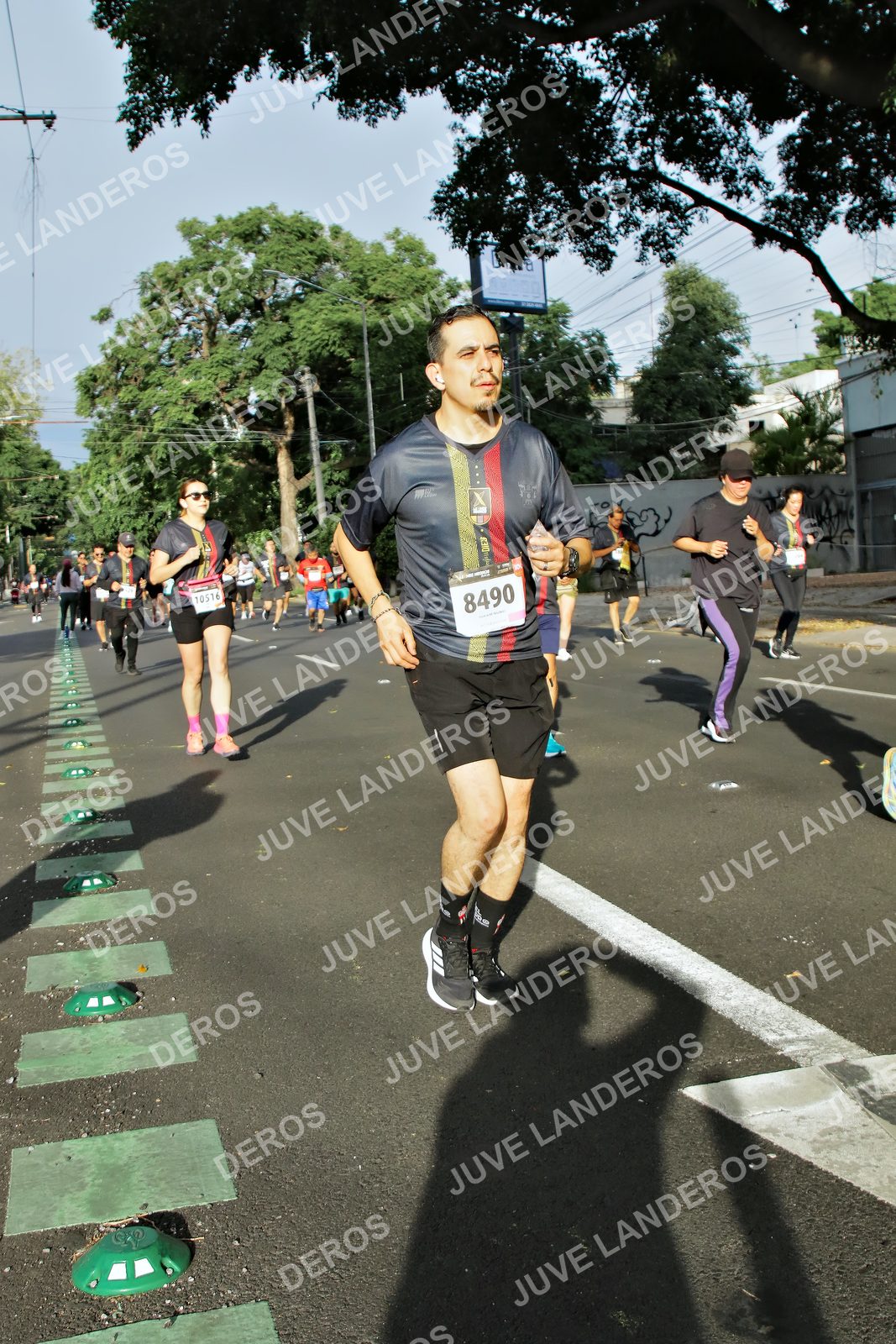 Foto de la X Carrera Leones Negros Red Cola 2026 en Rectoría General de la UdeG, Av. Juárez 976 (meta en Av. Enrique Díaz de León y Pedro Moreno), Guadalajara a las 08:01 · dorsal 8490, 10516
