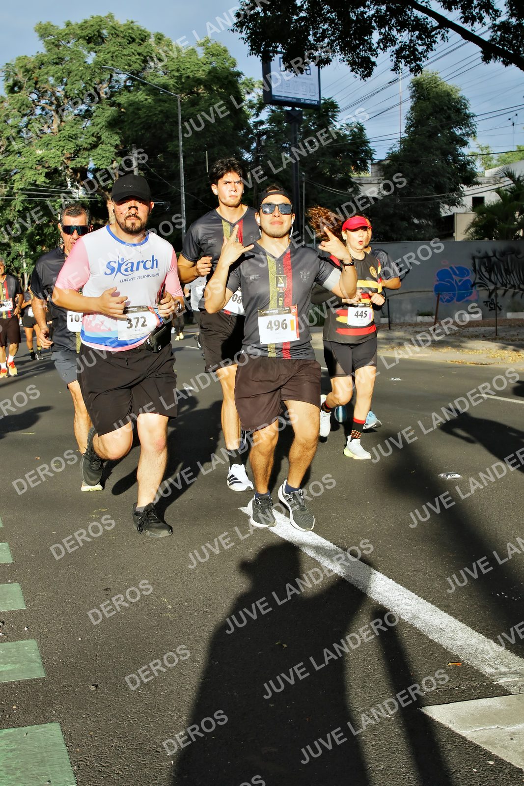 Foto de la X Carrera Leones Negros Red Cola 2026 en Rectoría General de la UdeG, Av. Juárez 976 (meta en Av. Enrique Díaz de León y Pedro Moreno), Guadalajara a las 07:48 · dorsal 445, 496, 372, 10