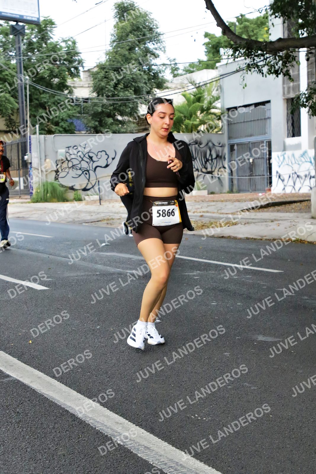 Foto de la X Carrera Leones Negros Red Cola 2026 en Rectoría General de la UdeG, Av. Juárez 976 (meta en Av. Enrique Díaz de León y Pedro Moreno), Guadalajara a las 05:09 · dorsal 5866