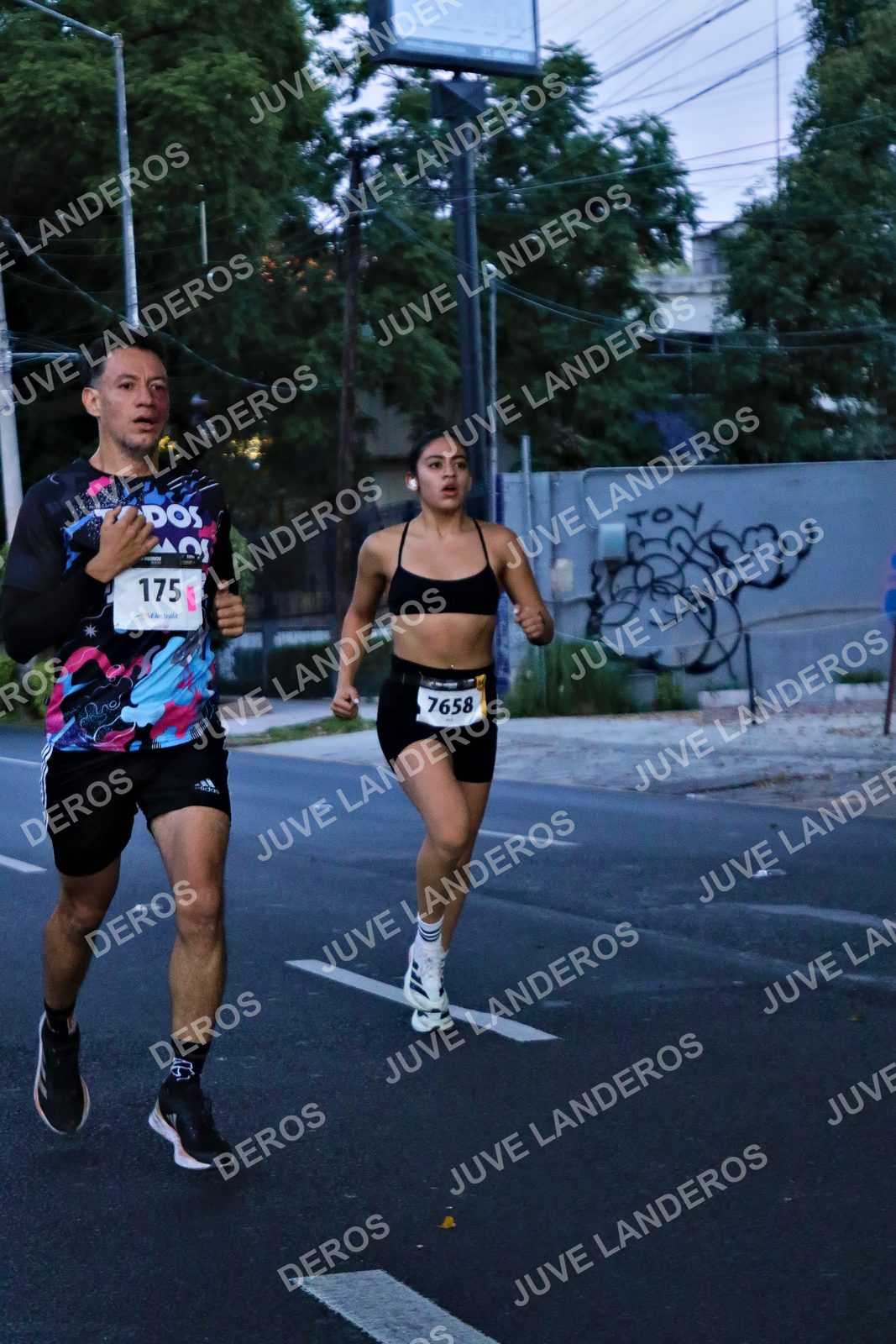 Foto de la X Carrera Leones Negros Red Cola 2026 en Rectoría General de la UdeG, Av. Juárez 976 (meta en Av. Enrique Díaz de León y Pedro Moreno), Guadalajara a las 04:52 · dorsal 175, 7658