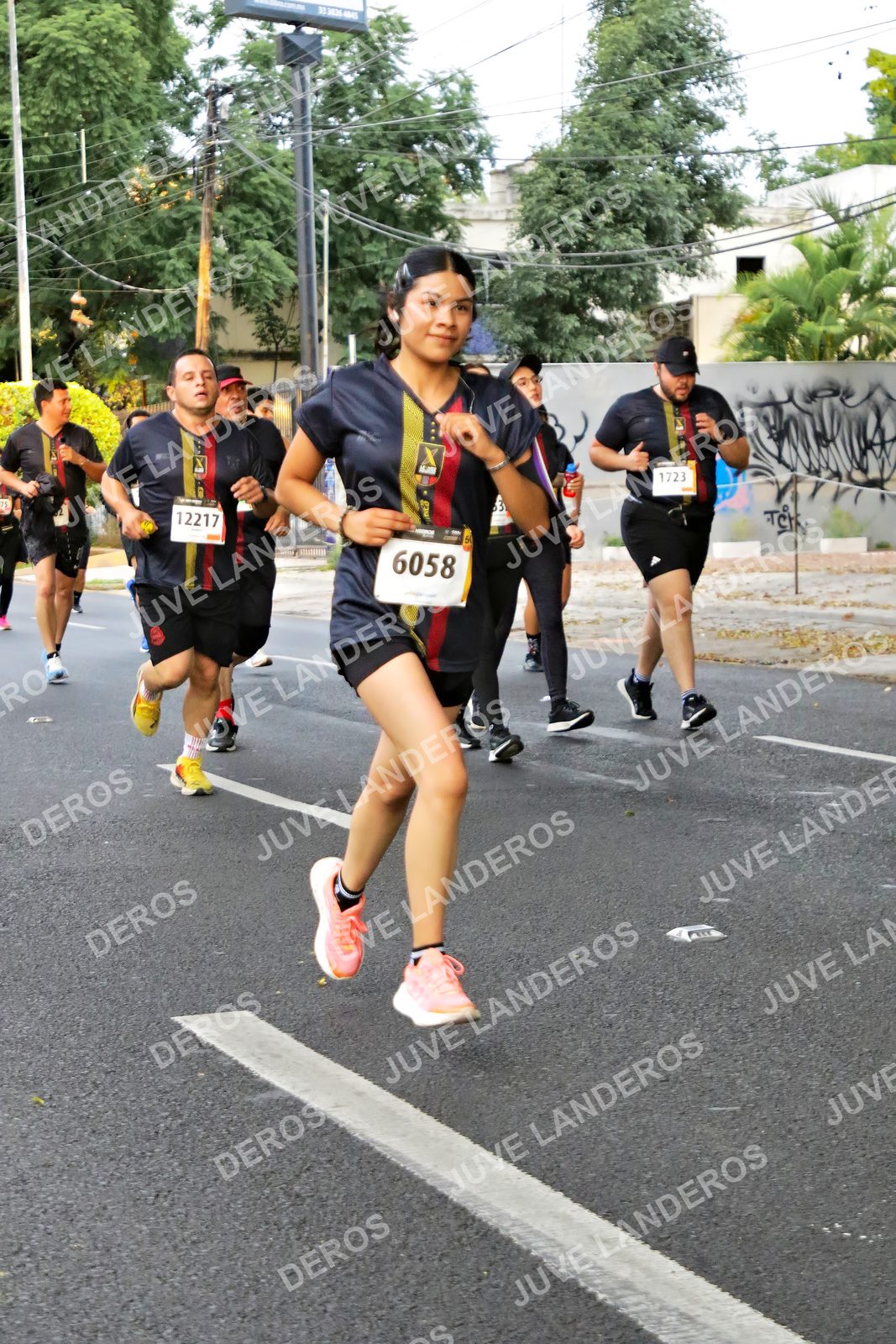 Foto de la X Carrera Leones Negros Red Cola 2026 en Rectoría General de la UdeG, Av. Juárez 976 (meta en Av. Enrique Díaz de León y Pedro Moreno), Guadalajara a las 05:05 · dorsal 6058, 1723, 12217