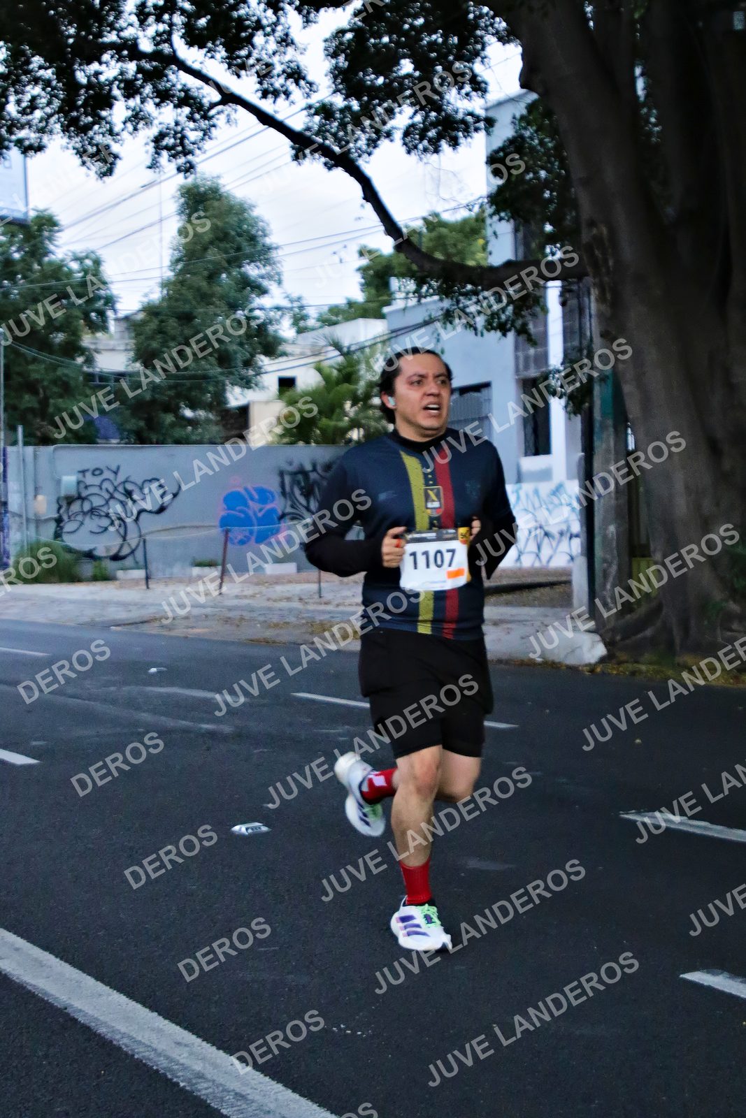 Foto de la X Carrera Leones Negros Red Cola 2026 en Rectoría General de la UdeG, Av. Juárez 976 (meta en Av. Enrique Díaz de León y Pedro Moreno), Guadalajara a las 04:55 · dorsal 1107